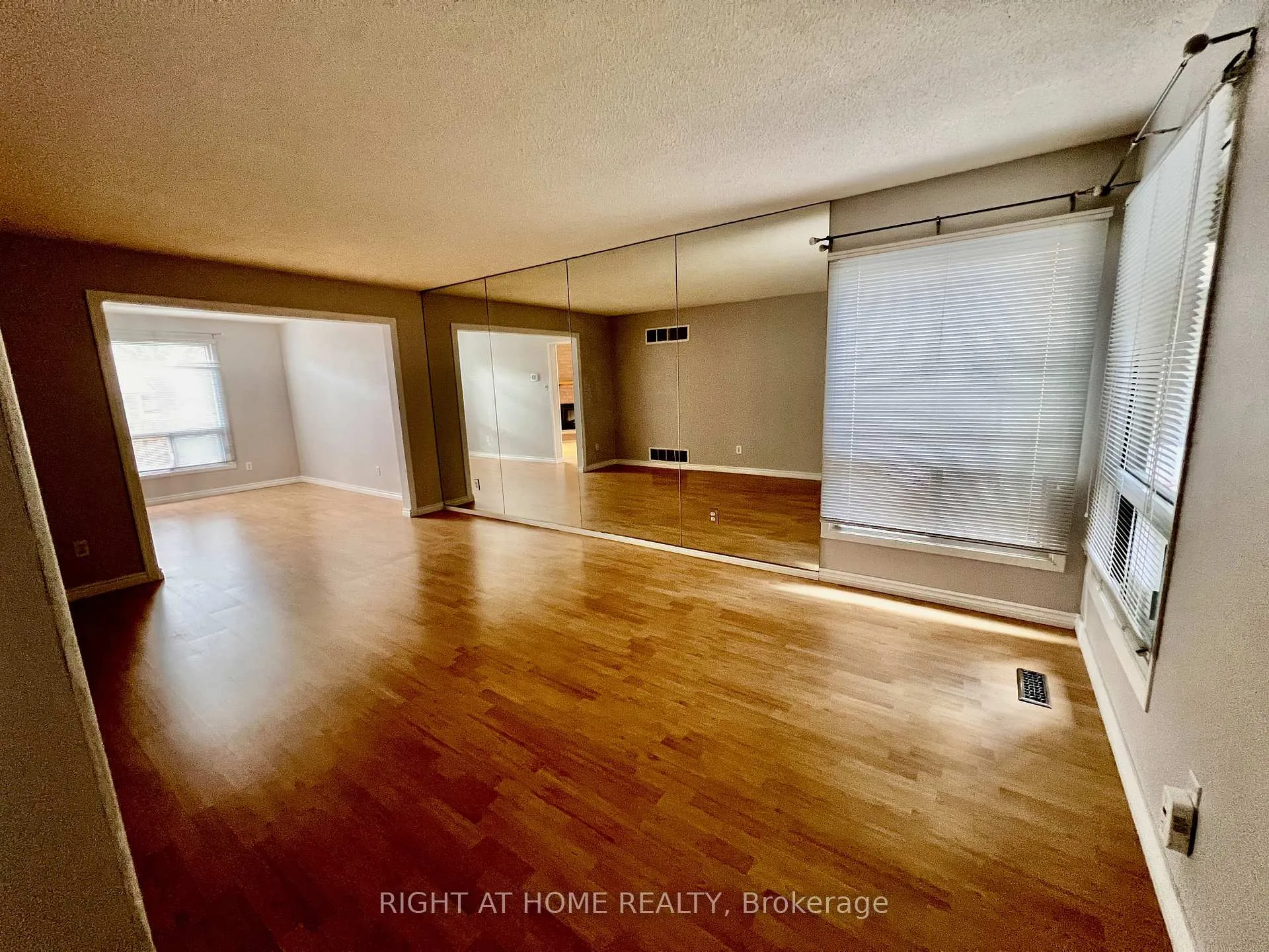 Photo 4 of 33 Fullerton Crescent, Markham, Milliken Mills West — HOMEH