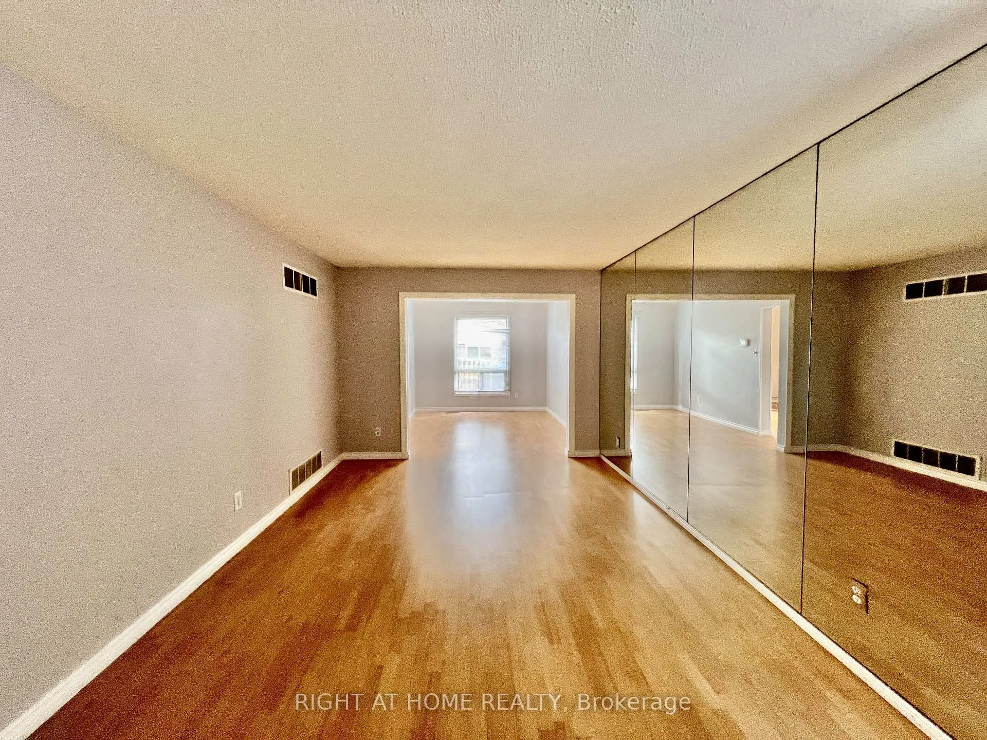 Photo 6 of 33 Fullerton Crescent, Markham, Milliken Mills West — HOMEH