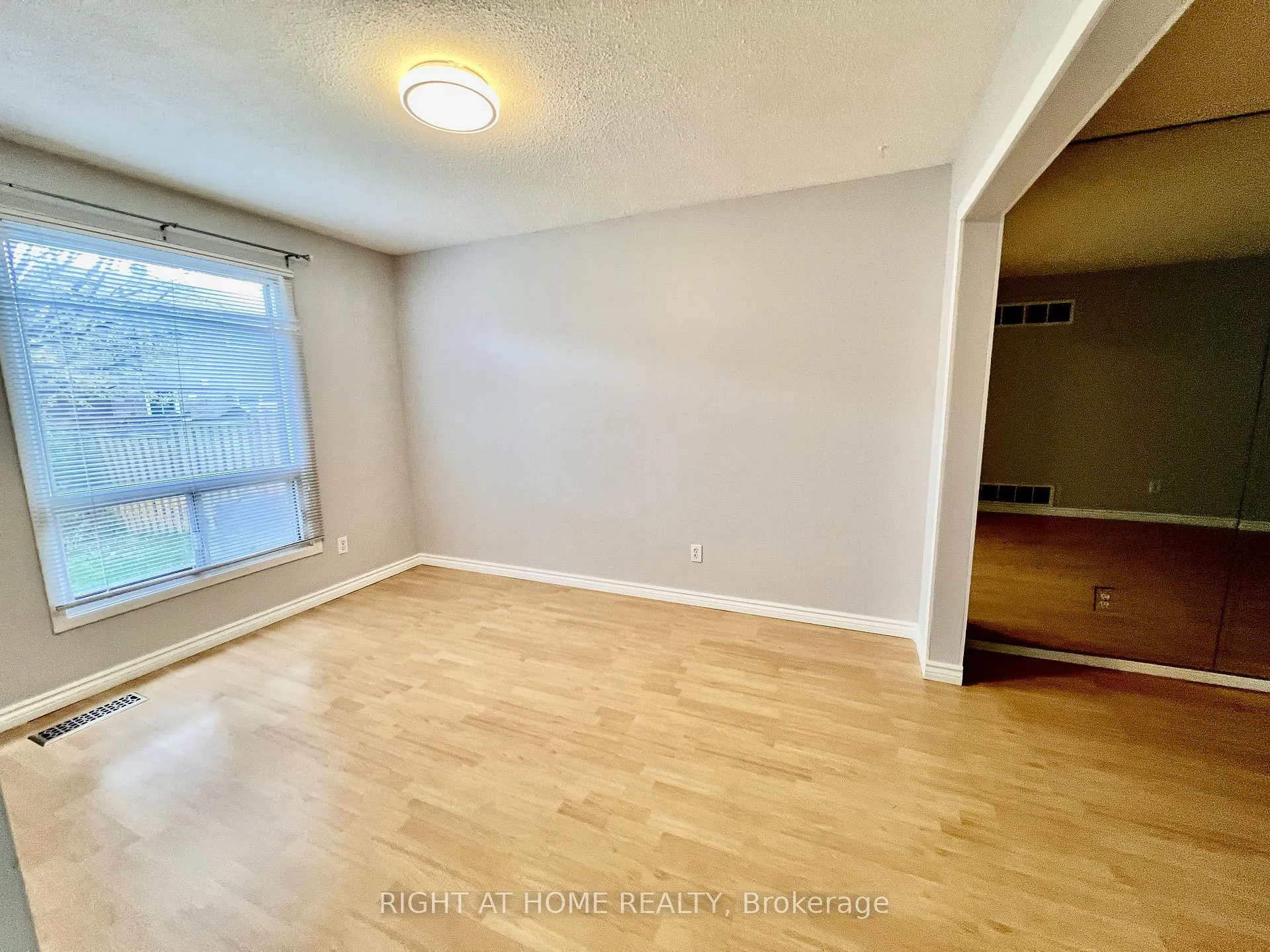 Photo 9 of 33 Fullerton Crescent, Markham, Milliken Mills West — HOMEH