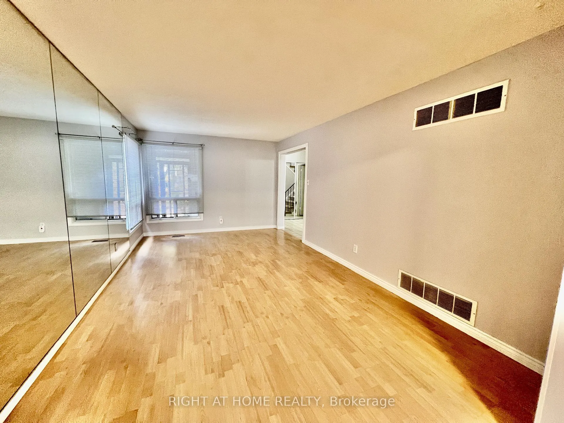Photo 10 of 33 Fullerton Crescent, Markham, Milliken Mills West — HOMEH