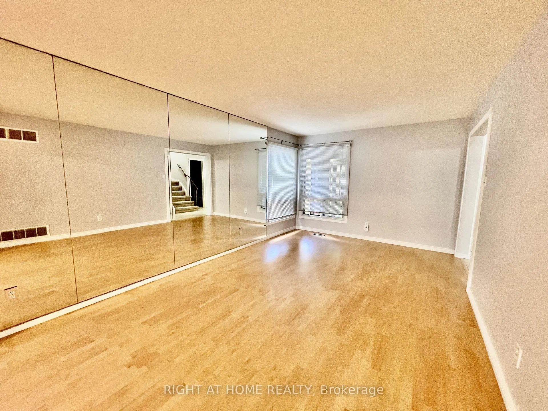 Photo 11 of 33 Fullerton Crescent, Markham, Milliken Mills West — HOMEH