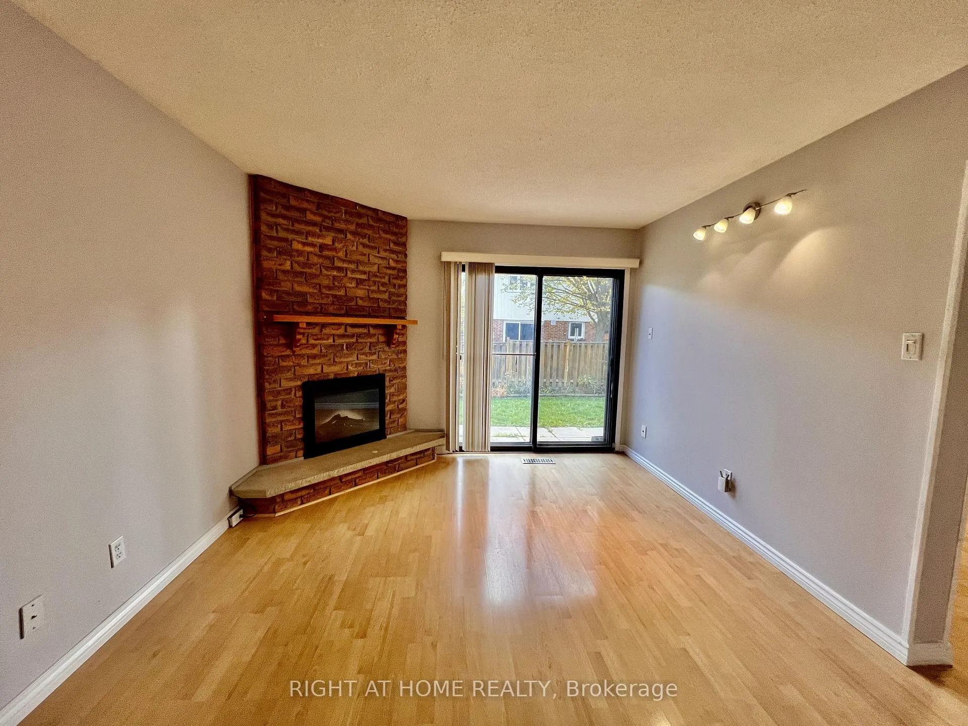 Photo 13 of 33 Fullerton Crescent, Markham, Milliken Mills West — HOMEH