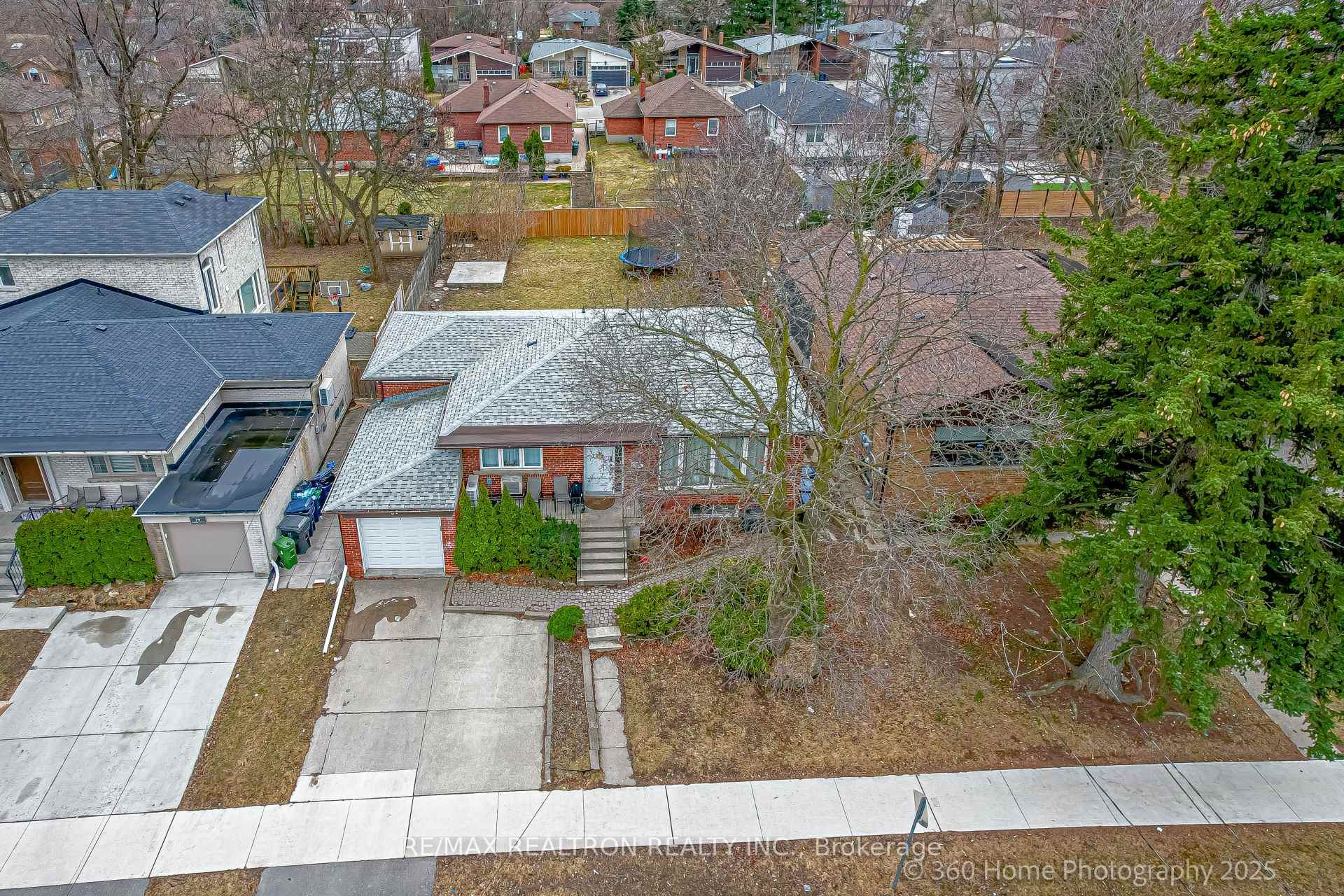 Photo 2 of 81 Baycrest Avenue, Toronto, Englemount-Lawrence — HOMEH