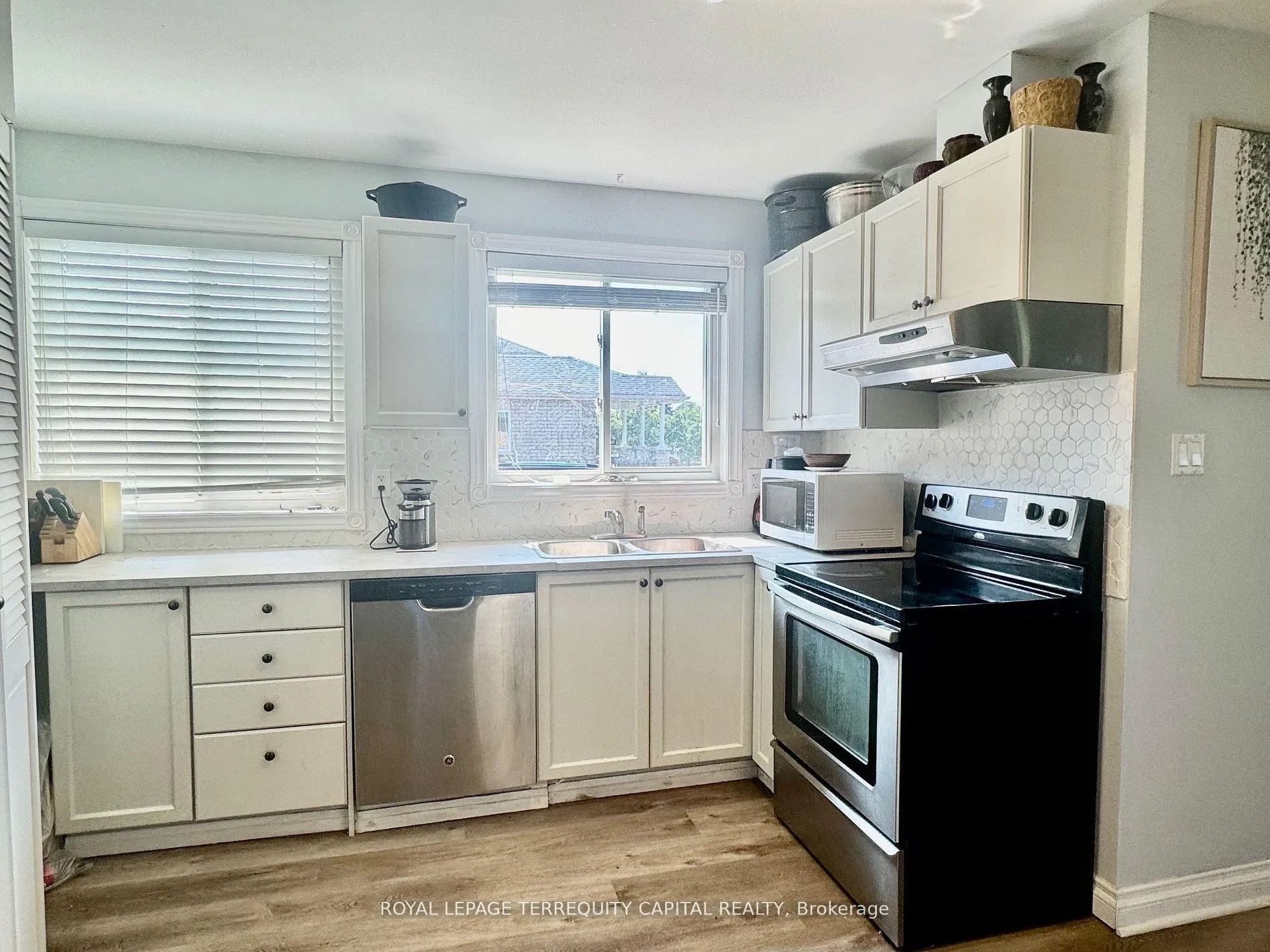 Photo 4 of 27 Watson Drive, Barrie, East Bayfield — HOMEH