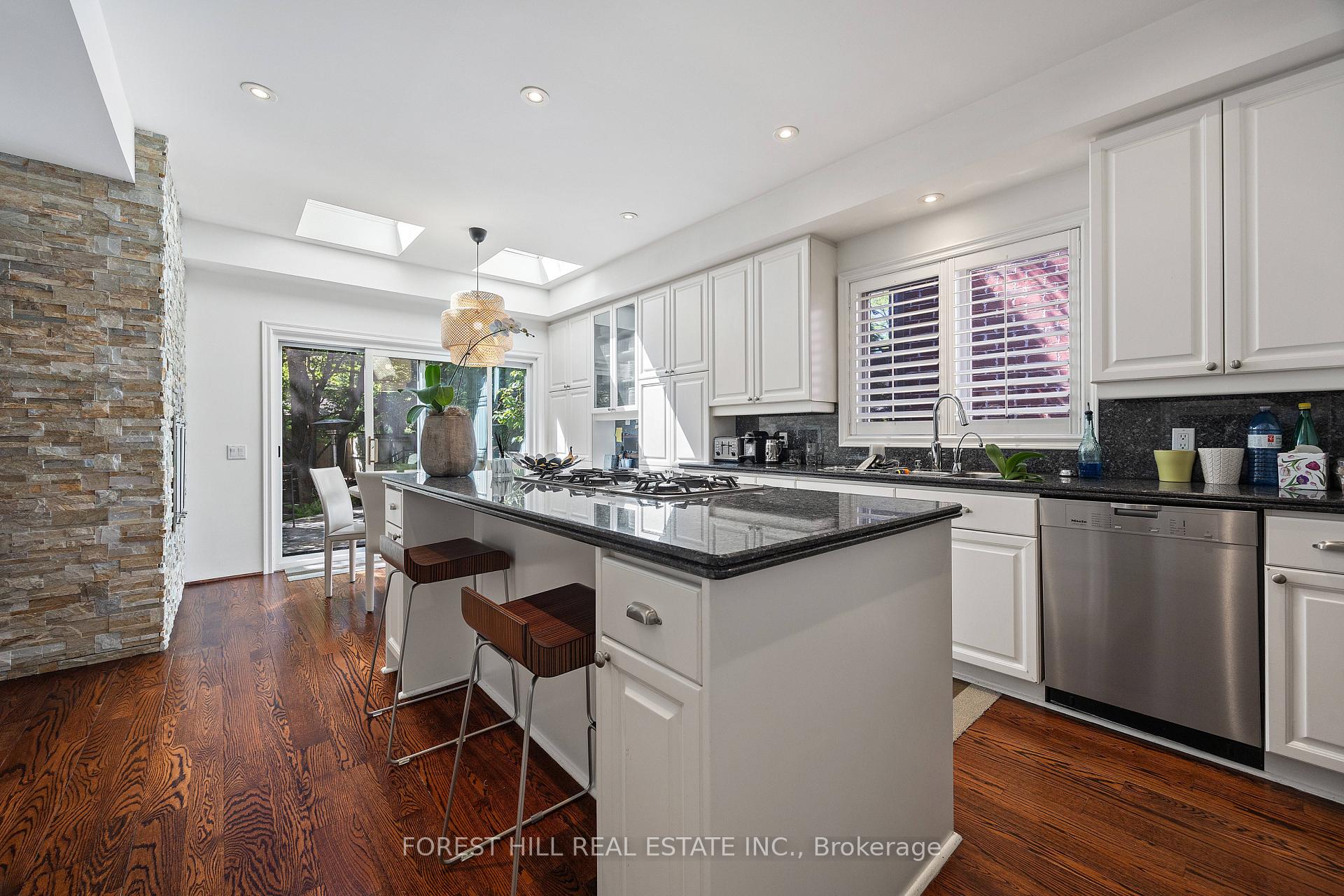 Photo 3 of 88 Yonge Boulevard, Toronto, Bedford Park-Nortown — HOMEH