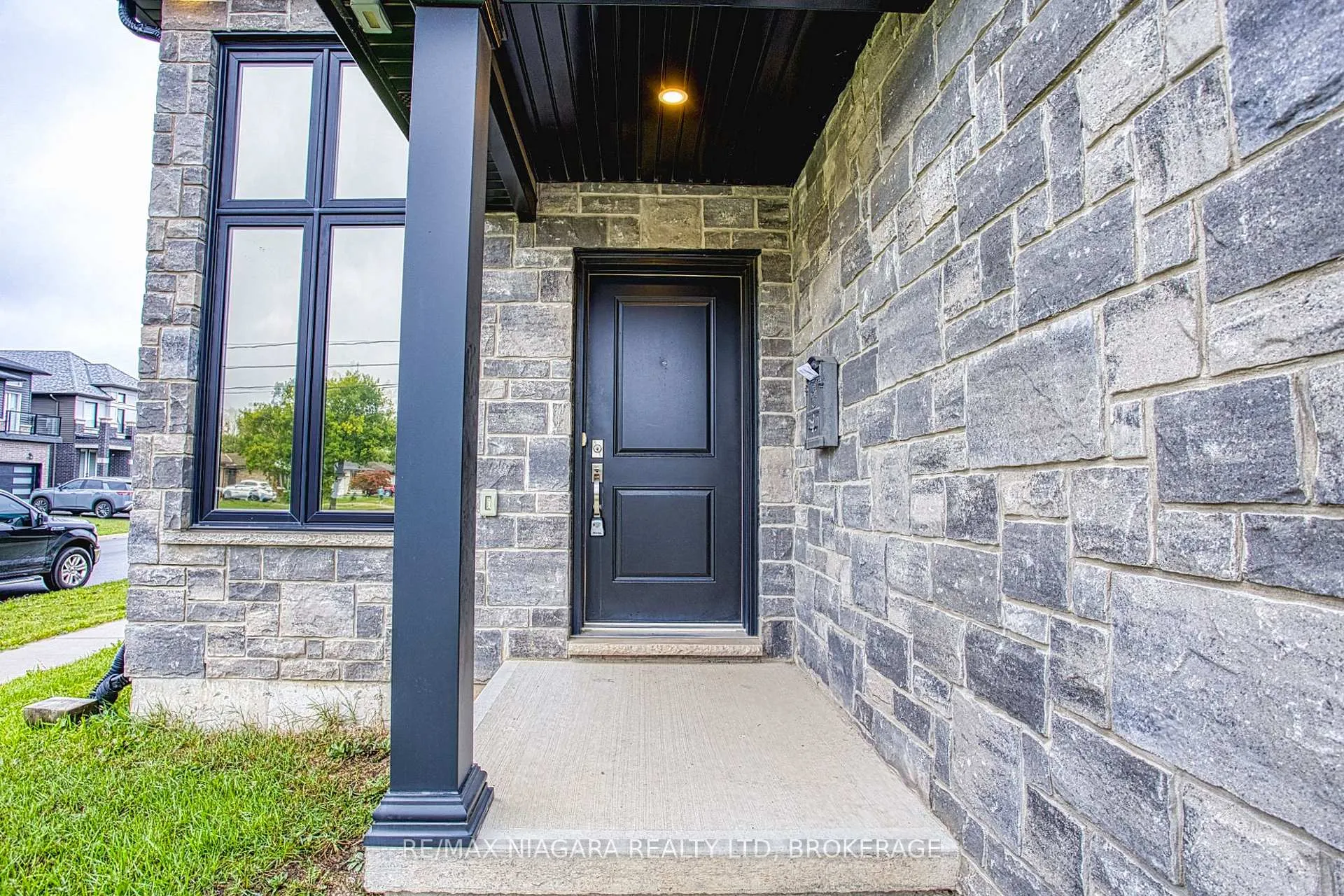 Photo 3 of 43 Sauer Avenue, Welland, Lincoln/Crowland — HOMEH