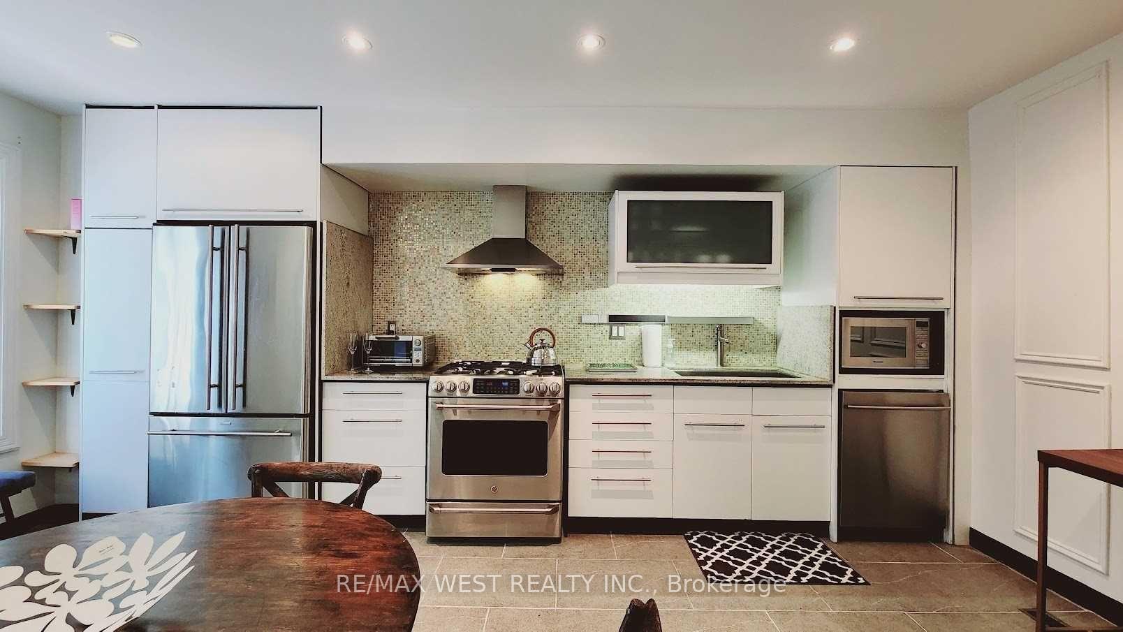 Front of Unit Unit C, 388 Manning Avenue