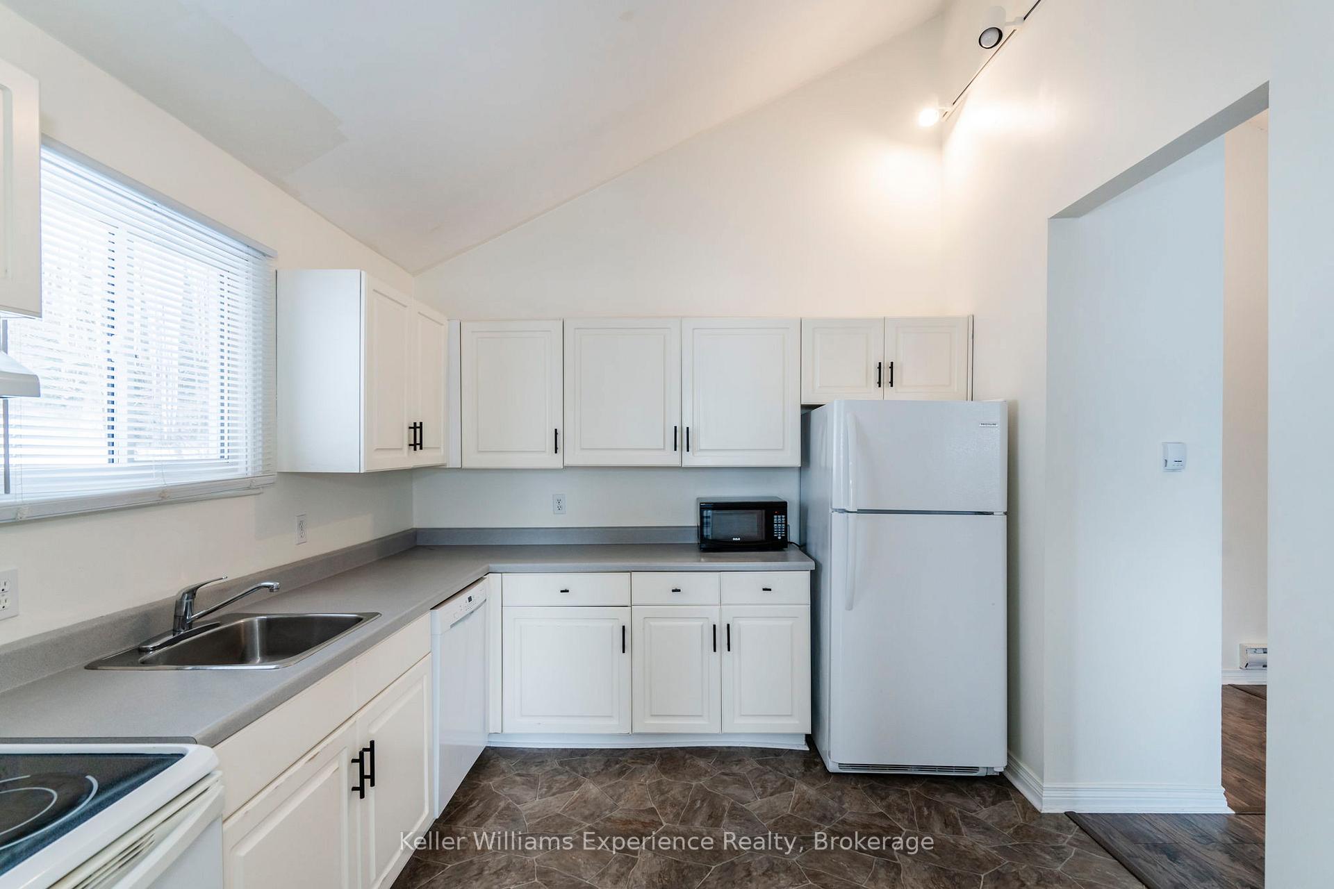 Photo 10 of 55 Hoyt Avenue, Tay, Victoria Harbour — HOMEH
