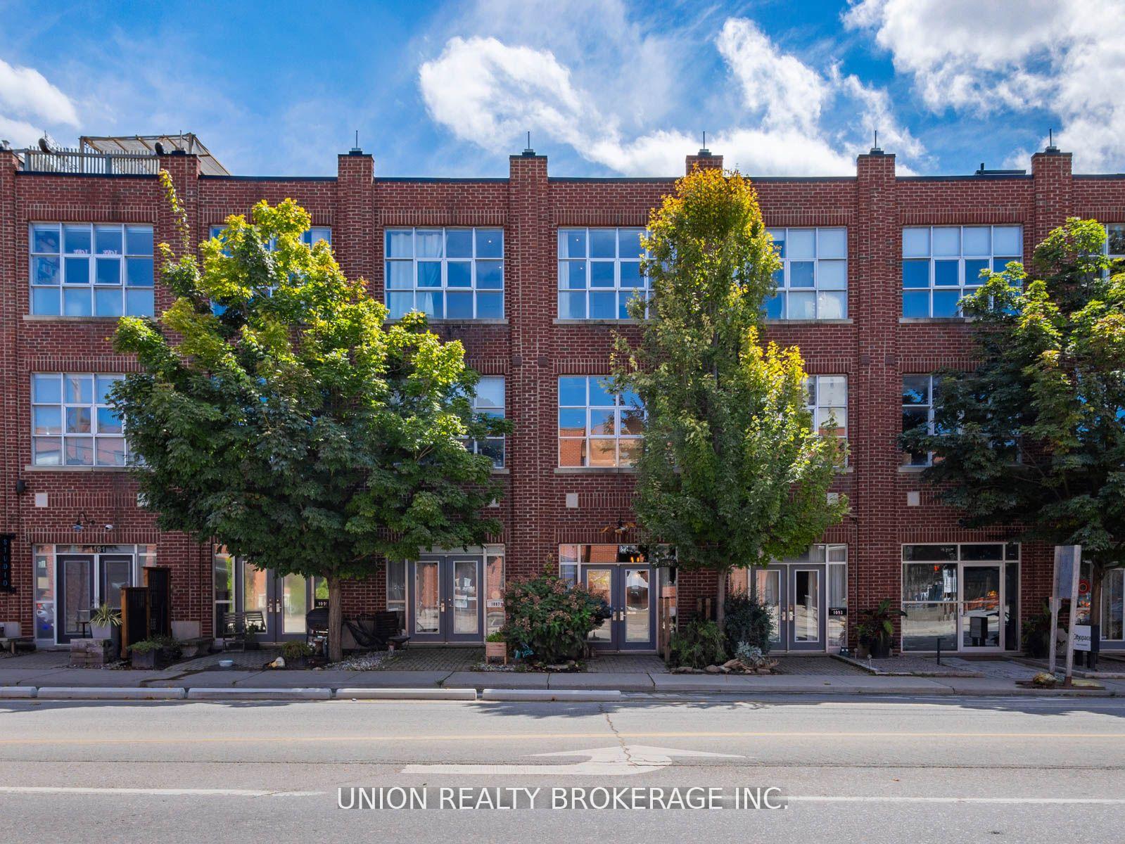 Front of 1095 Dundas Street E