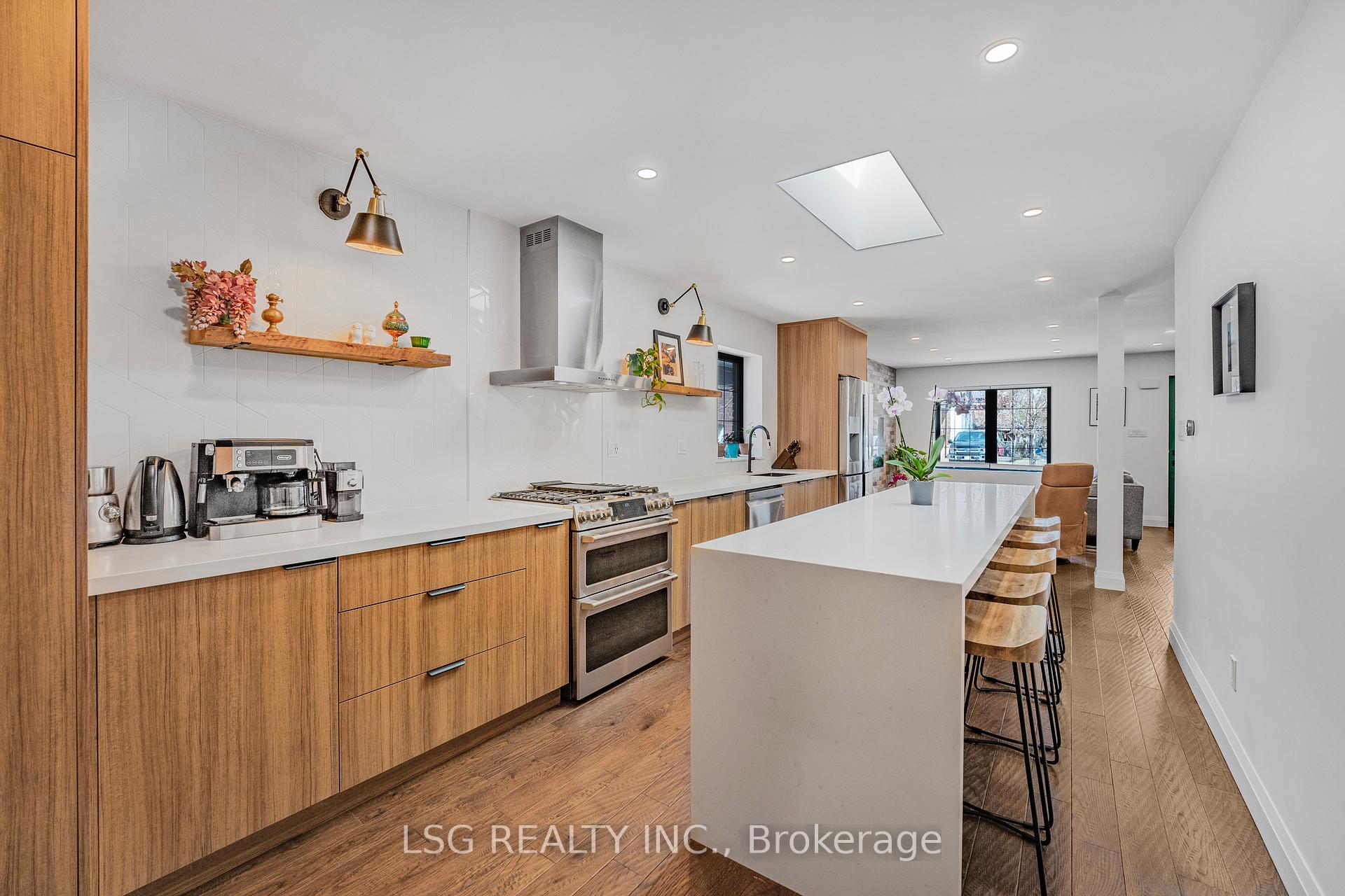 Photo 2 of 202 Linsmore Crescent, Toronto, Danforth Village-East York — HOMEH