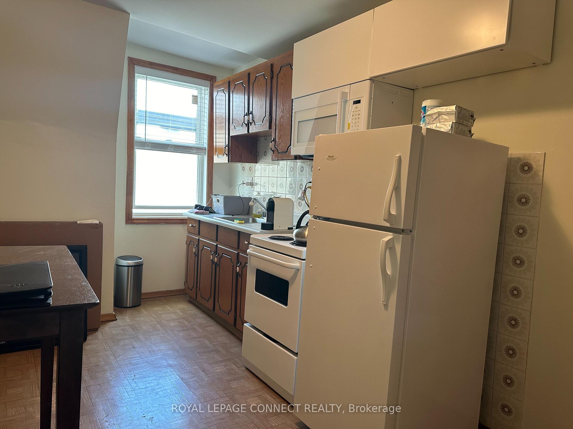 Photo 3 of Unit 2nd, 784 Adelaide Street W, Toronto, Niagara — HOMEH