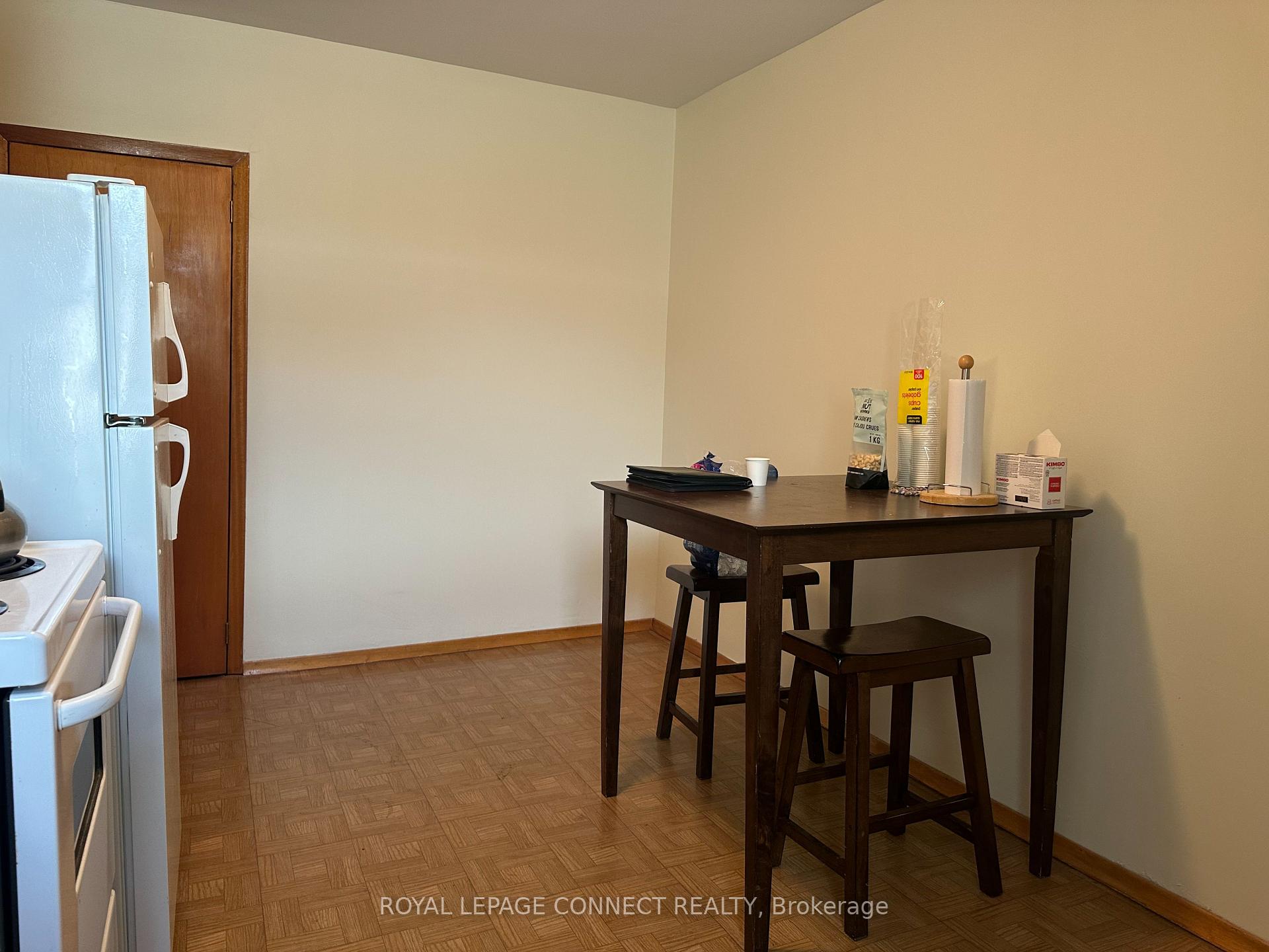 Photo 4 of Unit 2nd, 784 Adelaide Street W, Toronto, Niagara — HOMEH