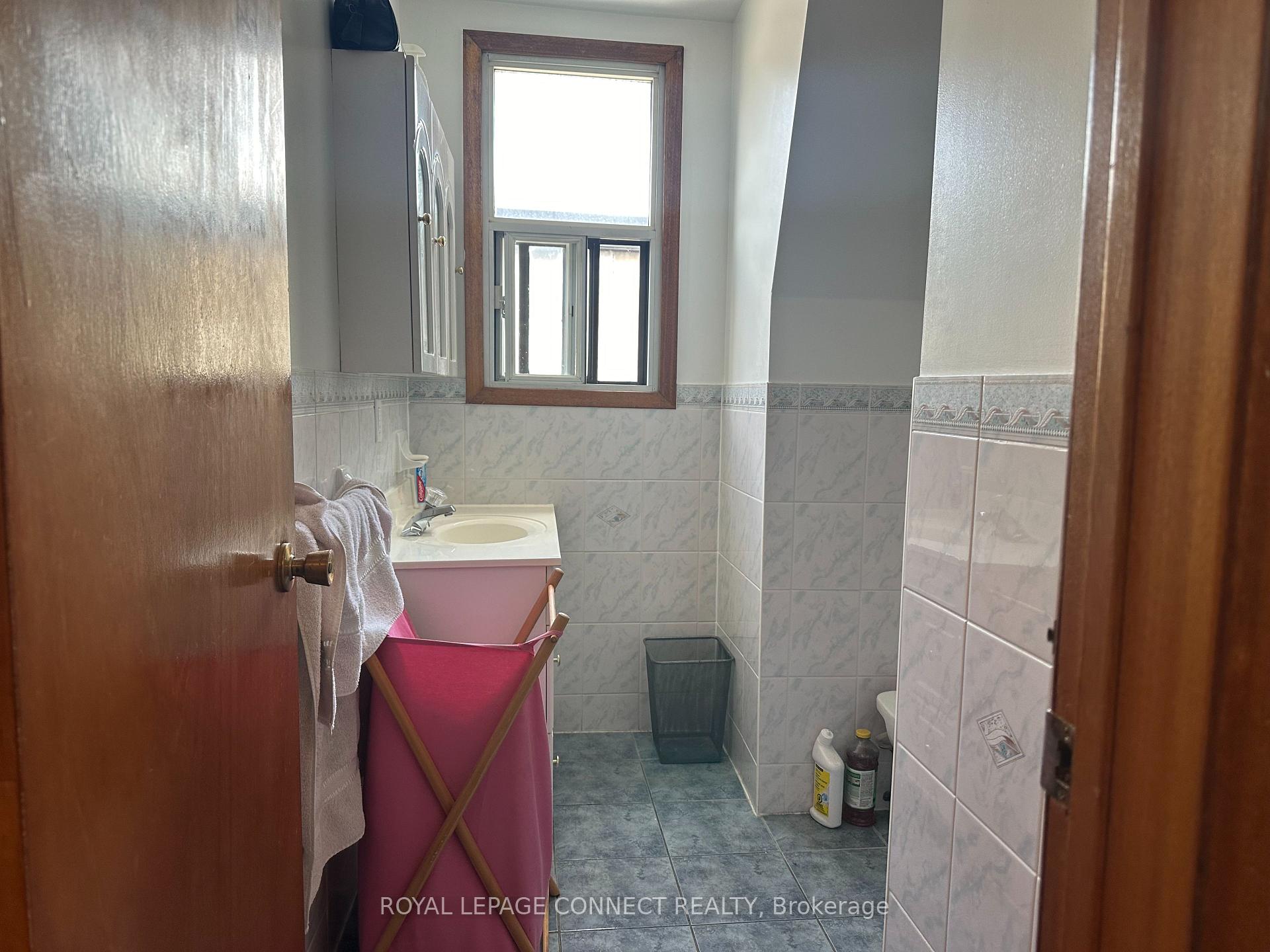 Photo 7 of Unit 2nd, 784 Adelaide Street W, Toronto, Niagara — HOMEH
