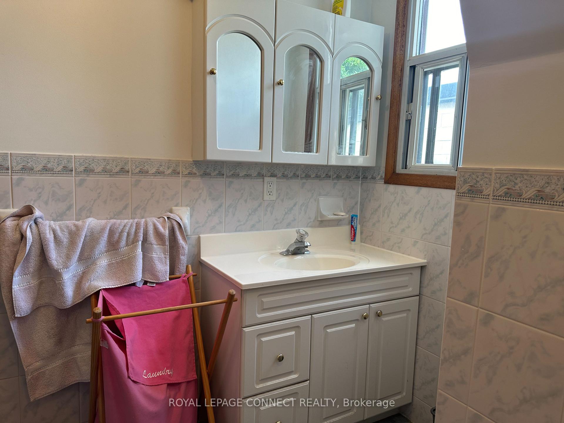 Photo 9 of Unit 2nd, 784 Adelaide Street W, Toronto, Niagara — HOMEH