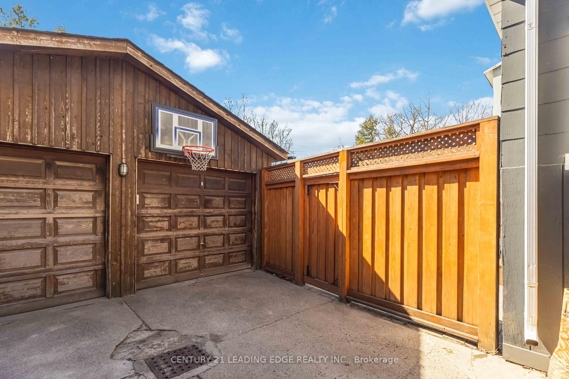 Photo 16 of 22 Oakdene Crescent, Toronto, Danforth — HOMEH