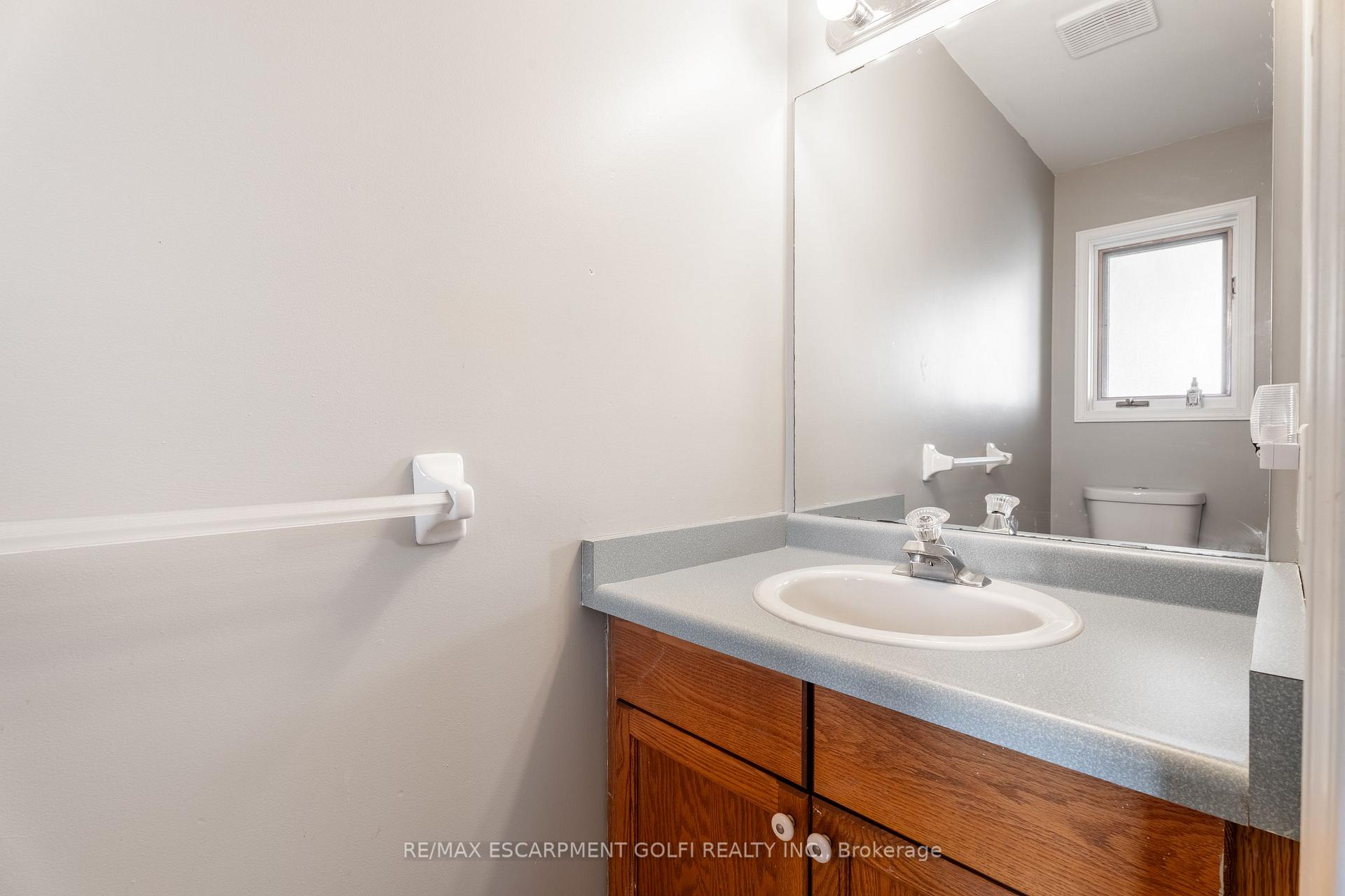 Photo 12 of 13 Devine Crescent, Thorold, Confederation Heights — HOMEH