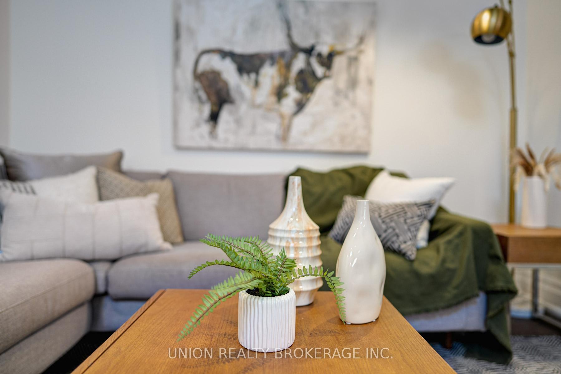 Photo 5 of 158 Chisholm Avenue, Toronto, Woodbine-Lumsden — HOMEH