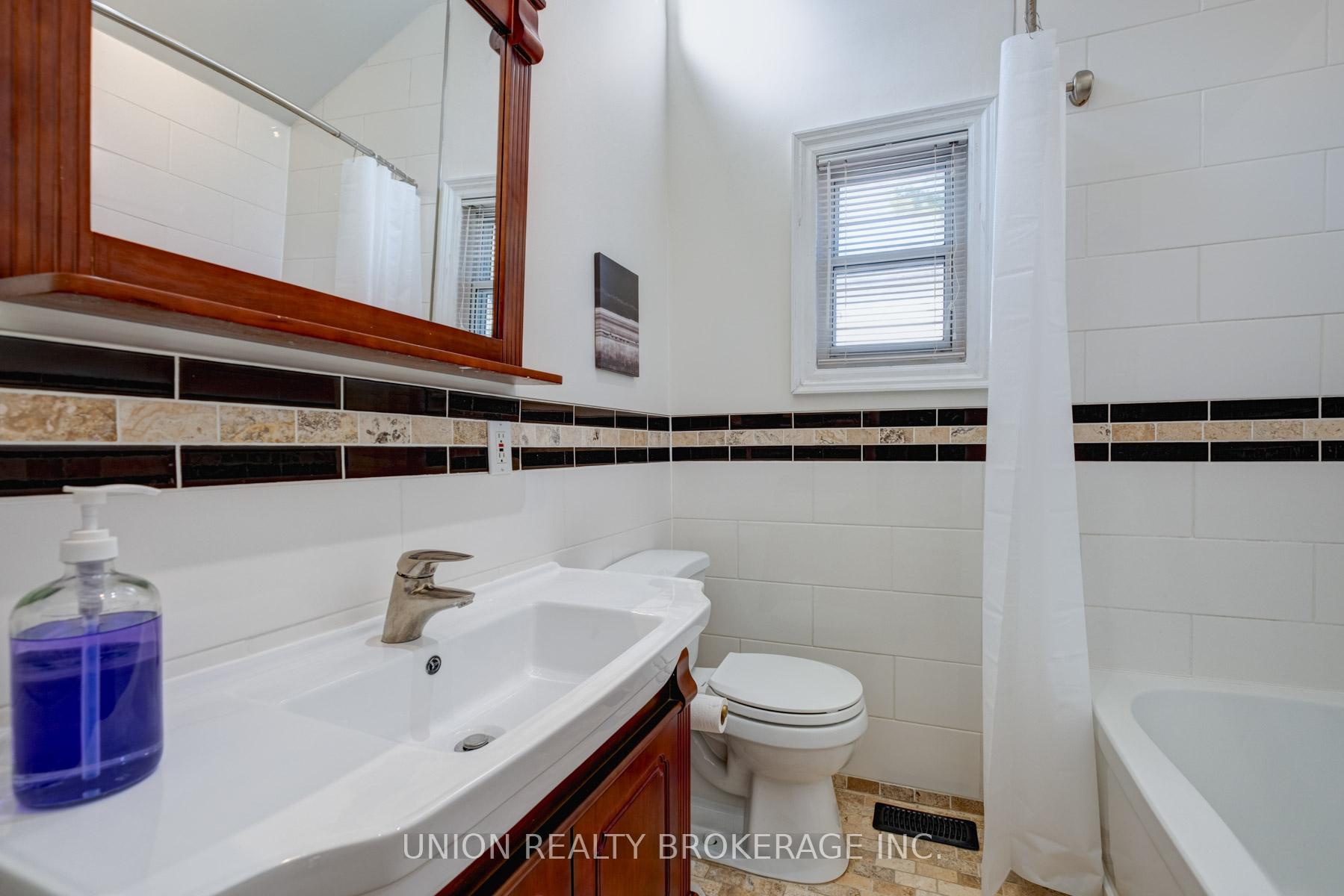 Photo 19 of 158 Chisholm Avenue, Toronto, Woodbine-Lumsden — HOMEH