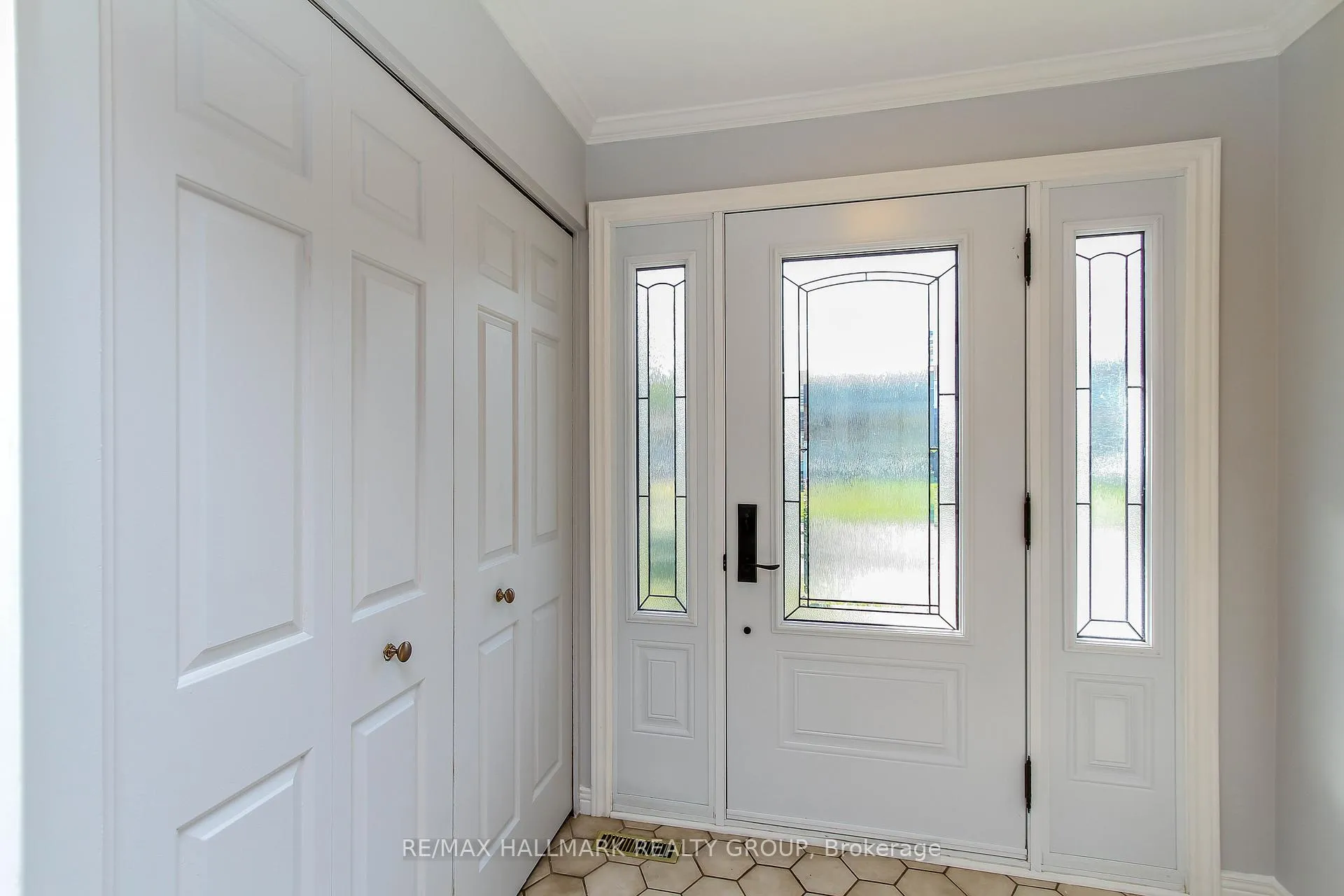 Photo 3 of 1210 Bordeau Grove, Ottawa, Convent Glen — HOMEH