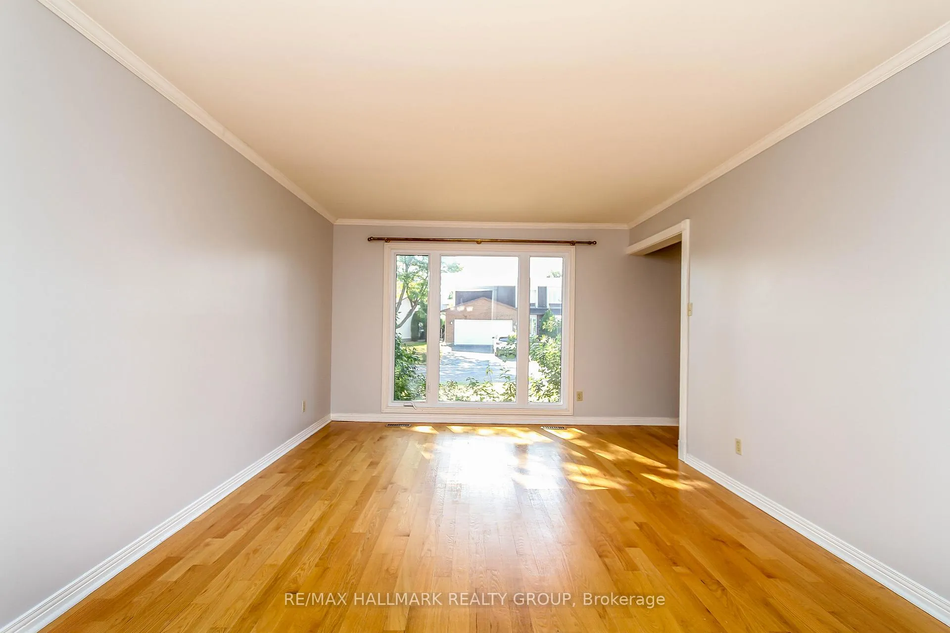 Photo 8 of 1210 Bordeau Grove, Ottawa, Convent Glen — HOMEH