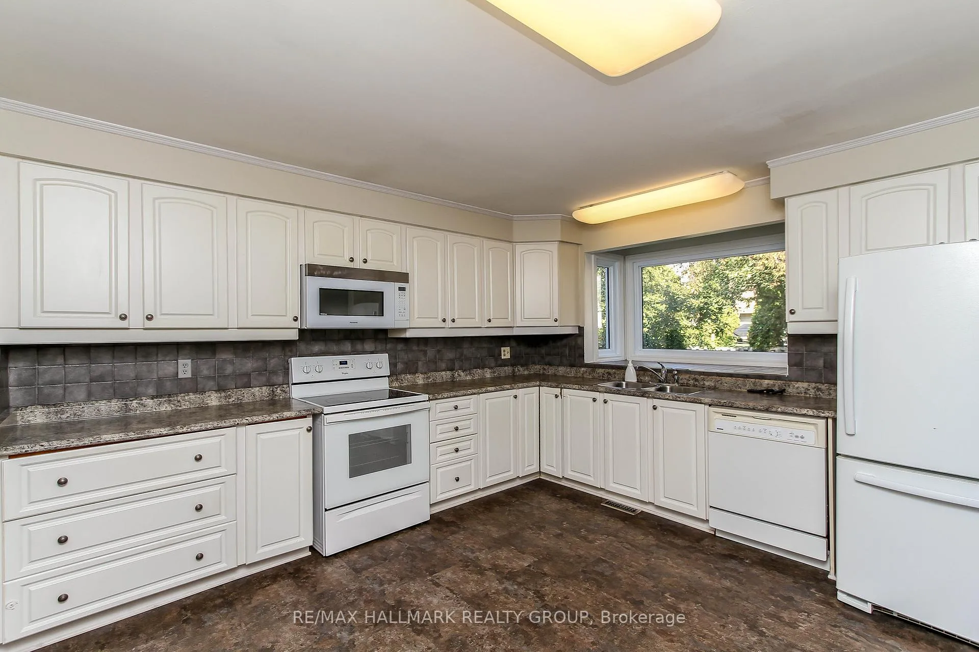 Photo 12 of 1210 Bordeau Grove, Ottawa, Convent Glen — HOMEH
