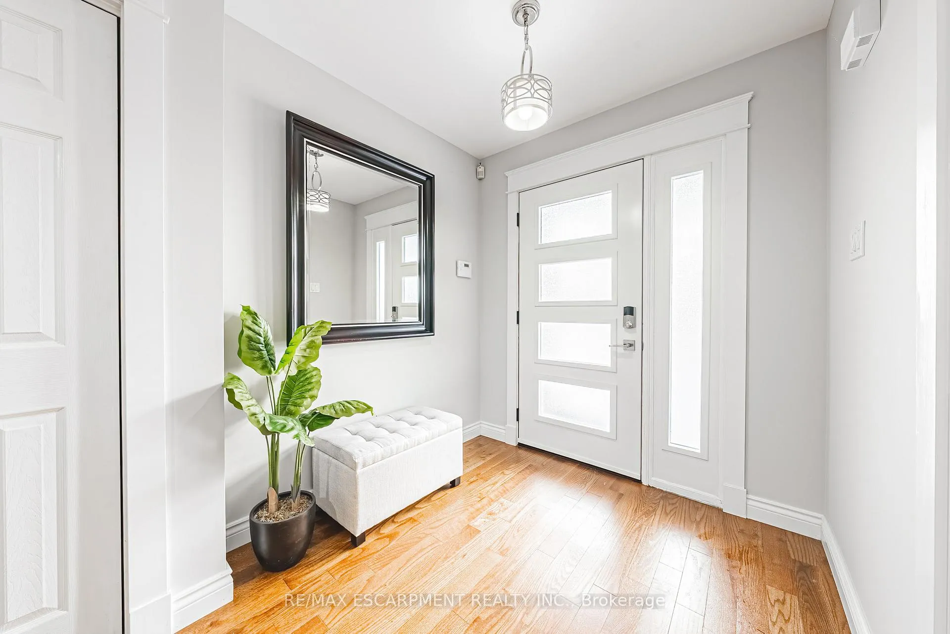 Photo 6 of 106 Highbury Drive, Hamilton, Stoney Creek Mountain — HOMEH