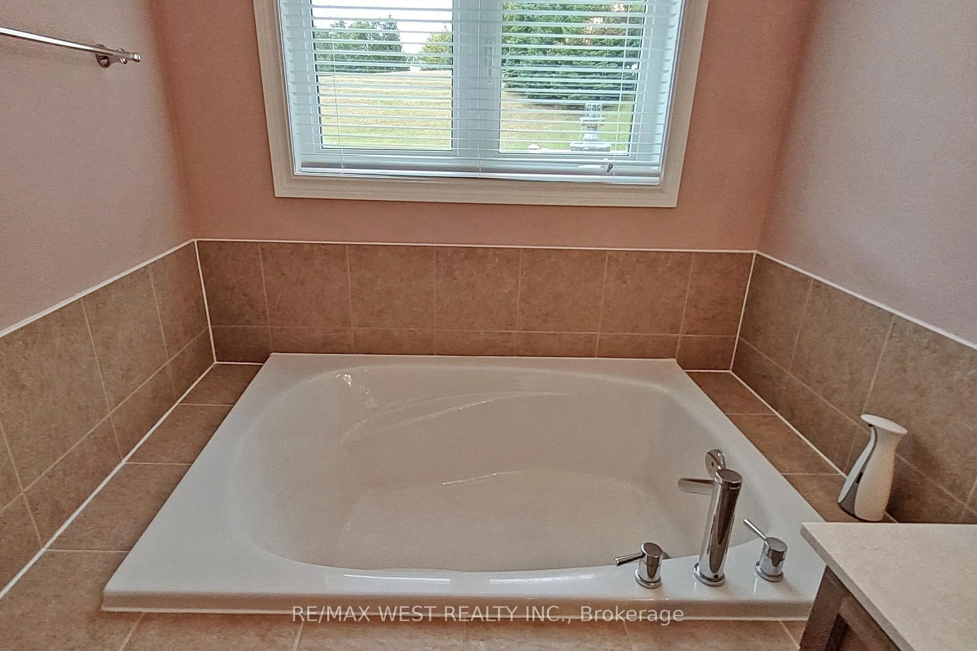 Photo 24 of 9 Aberfoyle Mill Crescent, Puslinch, Aberfoyle — HOMEH