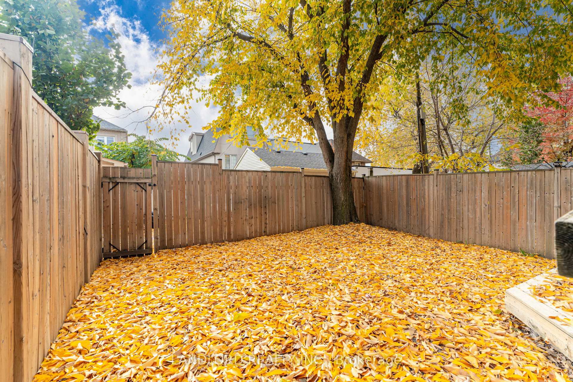 Photo 11 of 425 Cranbrooke Avenue, Toronto, Bedford Park-Nortown — HOMEH