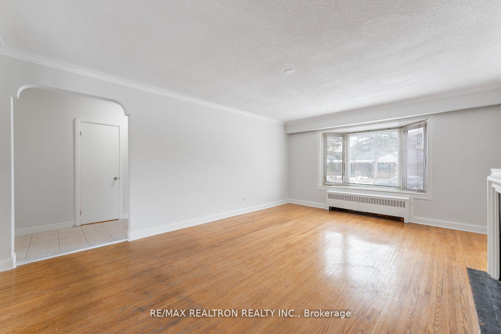 Photo 3 of 41 Prince Charles Drive, Toronto, Englemount-Lawrence — HOMEH