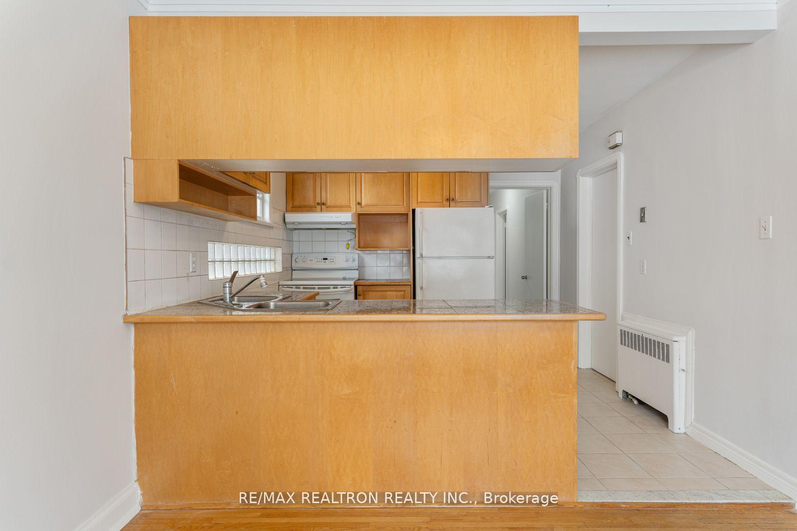 Photo 10 of 41 Prince Charles Drive, Toronto, Englemount-Lawrence — HOMEH