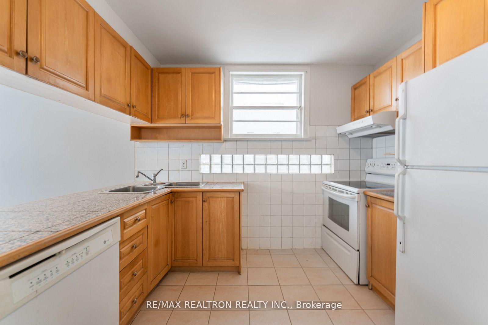 Photo 11 of 41 Prince Charles Drive, Toronto, Englemount-Lawrence — HOMEH
