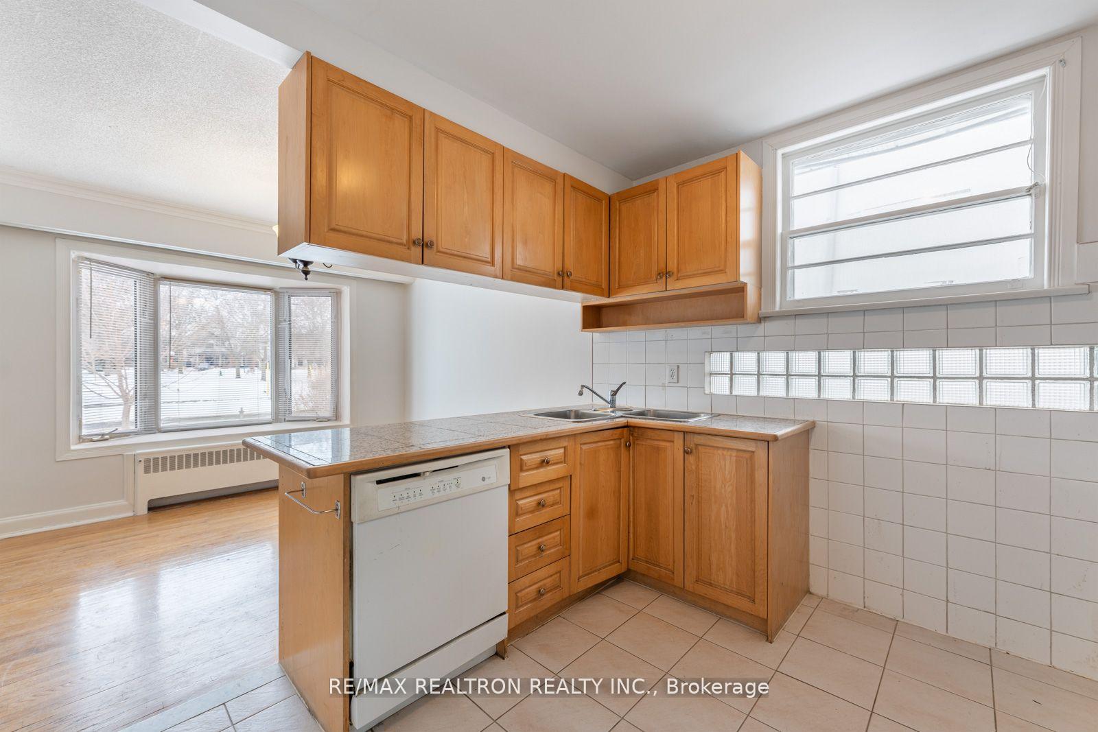 Photo 13 of 41 Prince Charles Drive, Toronto, Englemount-Lawrence — HOMEH