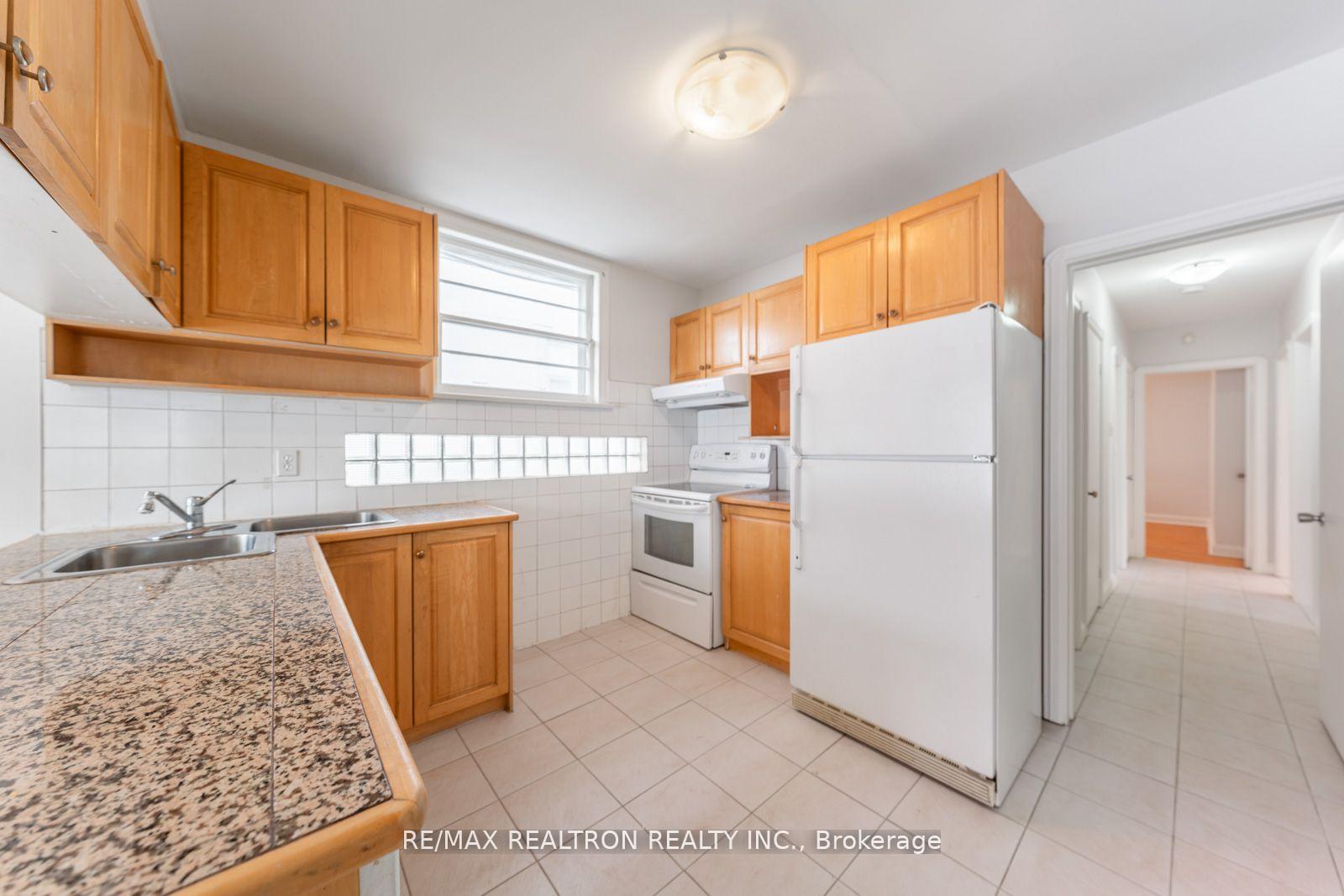 Photo 16 of 41 Prince Charles Drive, Toronto, Englemount-Lawrence — HOMEH
