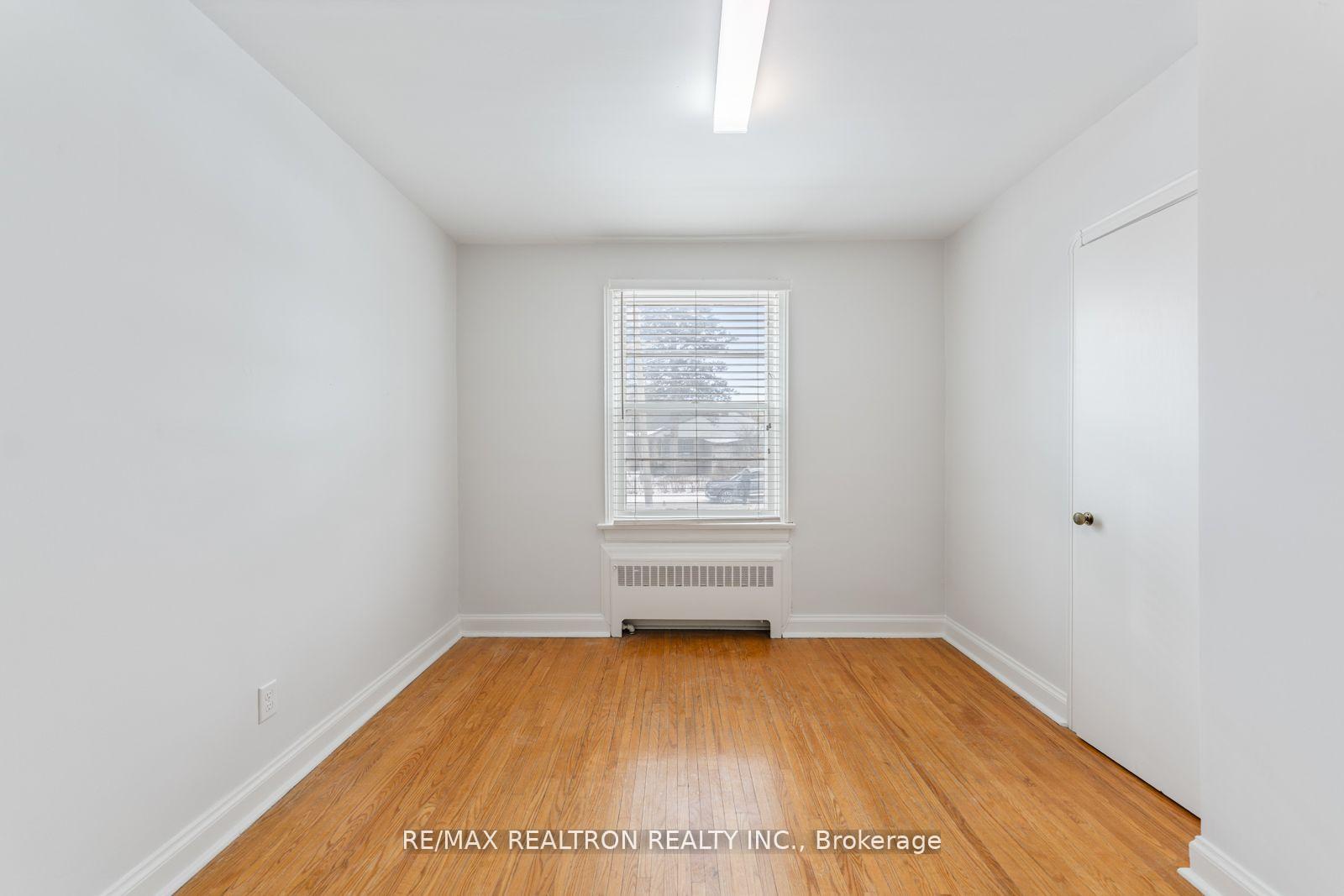 Photo 15 of 41 Prince Charles Drive, Toronto, Englemount-Lawrence — HOMEH