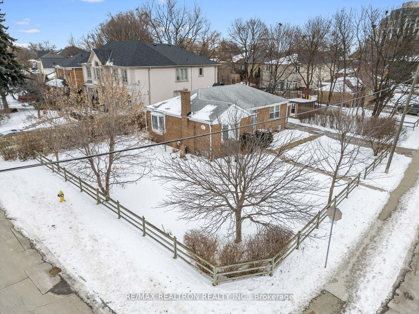 Photo 32 of 41 Prince Charles Drive, Toronto, Englemount-Lawrence — HOMEH