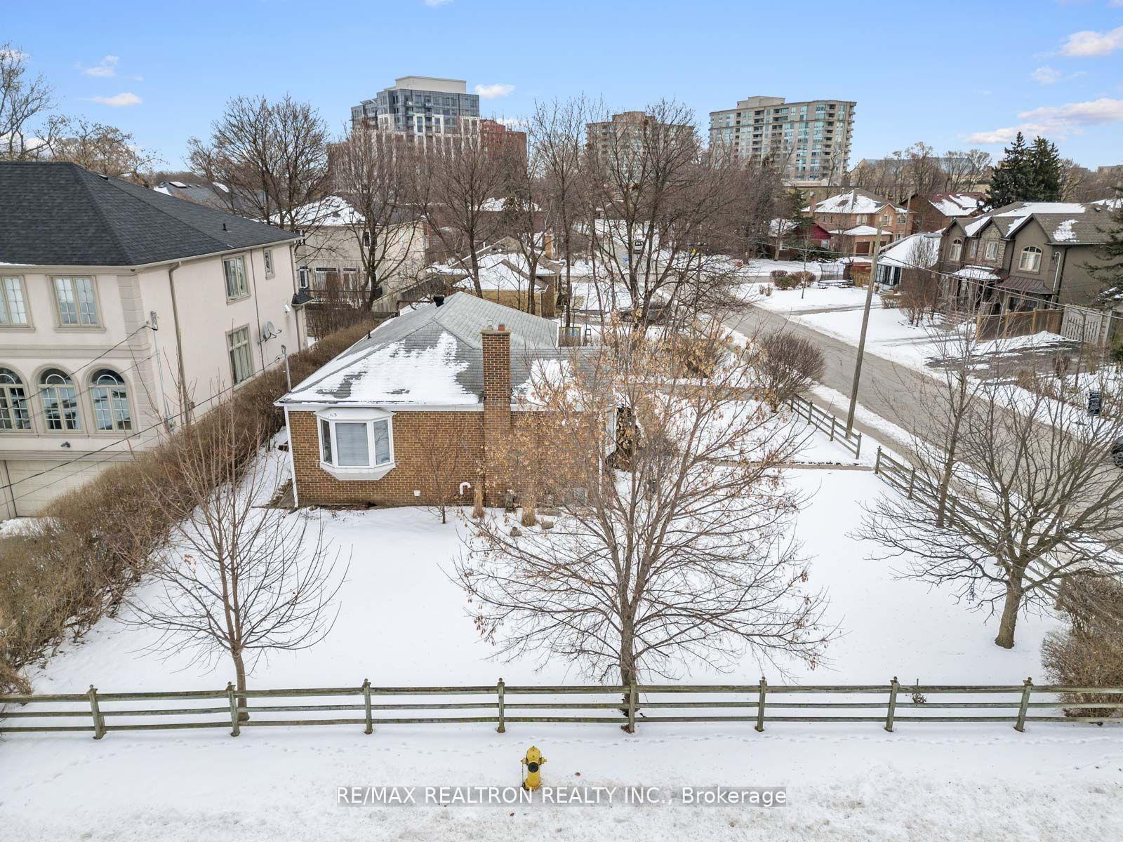 Photo 36 of 41 Prince Charles Drive, Toronto, Englemount-Lawrence — HOMEH