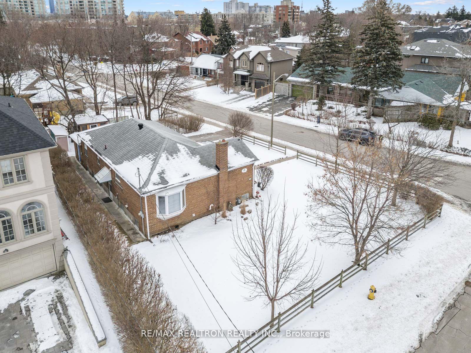 Photo 37 of 41 Prince Charles Drive, Toronto, Englemount-Lawrence — HOMEH