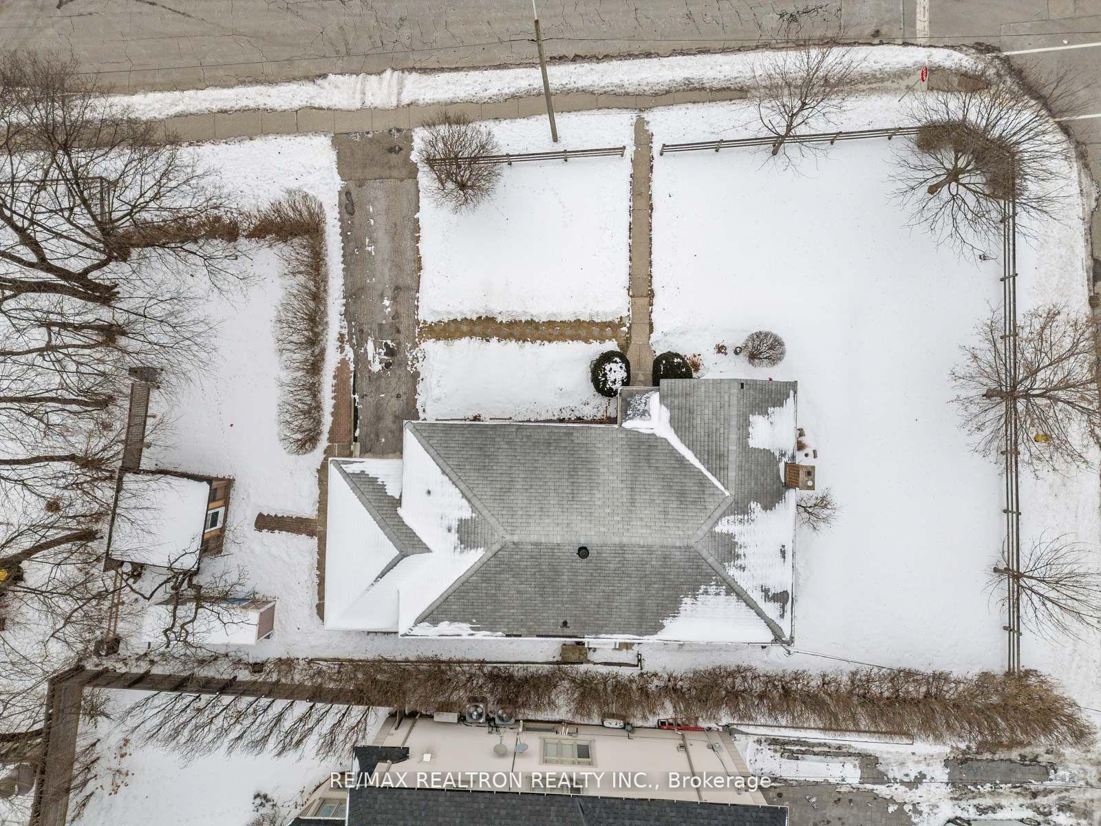Photo 33 of 41 Prince Charles Drive, Toronto, Englemount-Lawrence — HOMEH