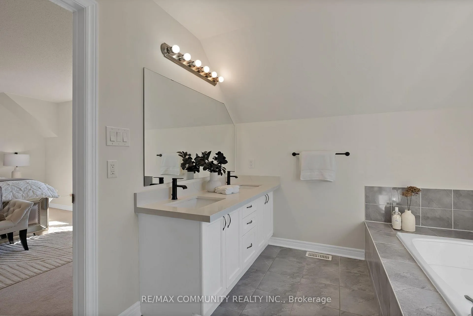 Photo 22 of 62 McCourt Drive, Ajax, South East — HOMEH