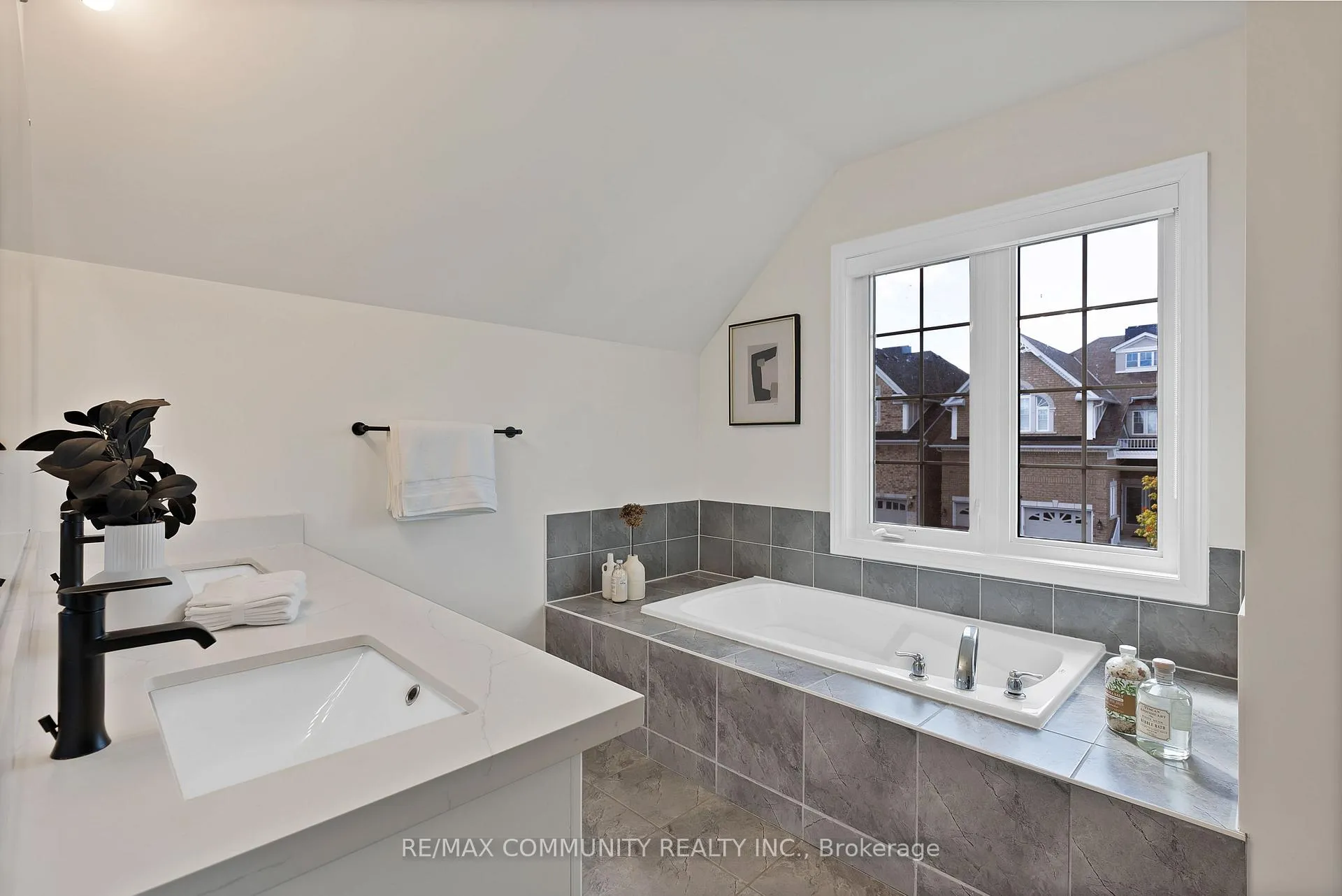 Photo 23 of 62 McCourt Drive, Ajax, South East — HOMEH
