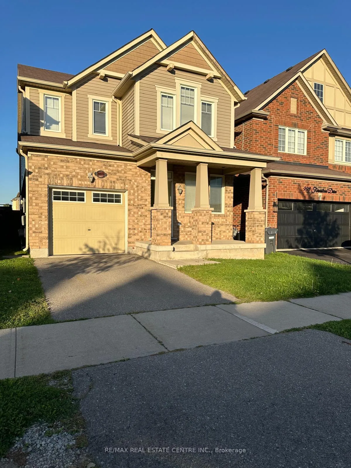 Front of 989 Farmstead Drive