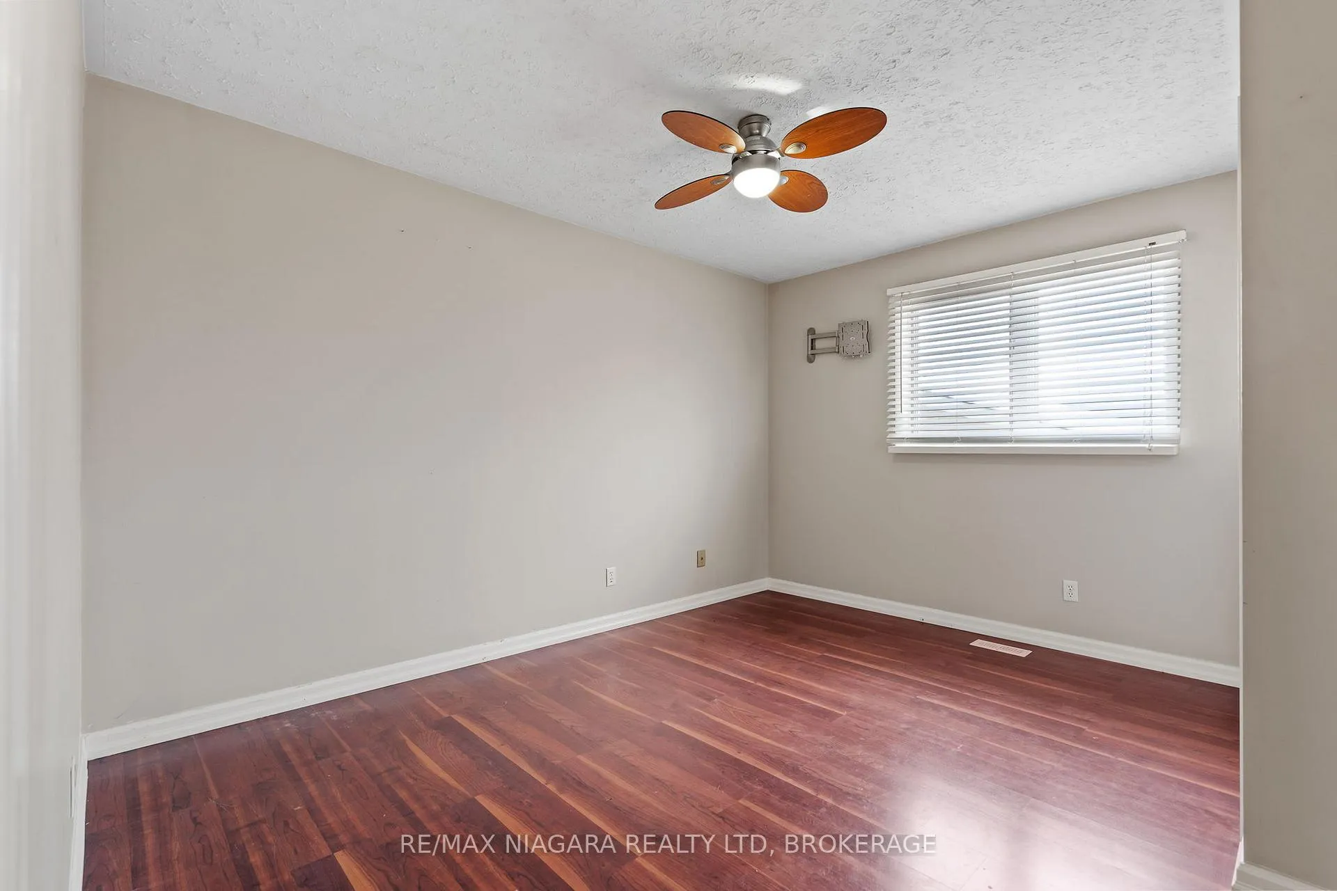 Photo 20 of 24 Forster Avenue, Thorold, Confederation Heights — HOMEH