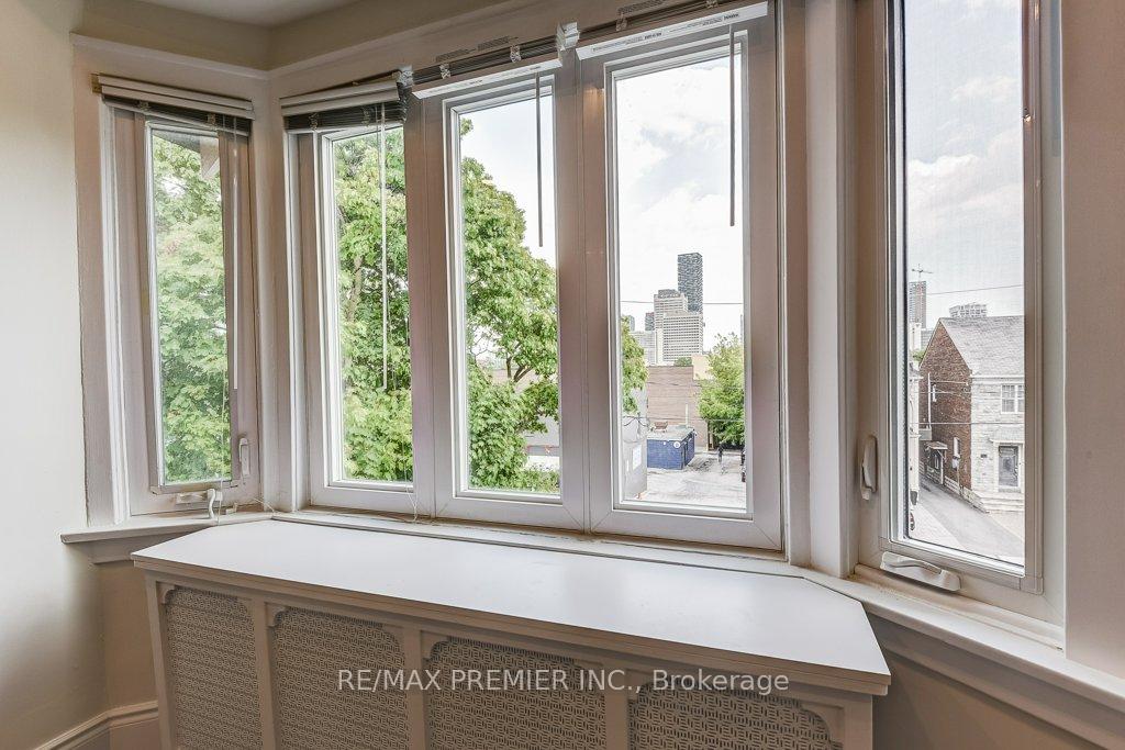 Photo 11 of Unit 2nd Floor, 184 Highbourne Road, Toronto, Yonge-Eglinton — HOMEH