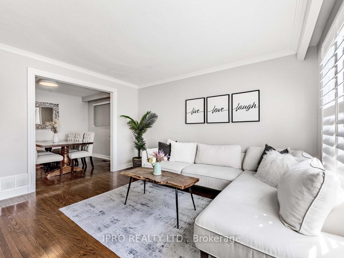 Photo 4 of 33 Everett Crescent, Toronto, Woodbine-Lumsden — HOMEH