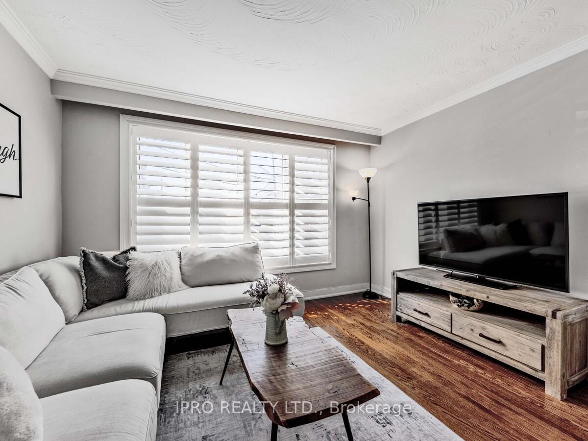 Photo 5 of 33 Everett Crescent, Toronto, Woodbine-Lumsden — HOMEH