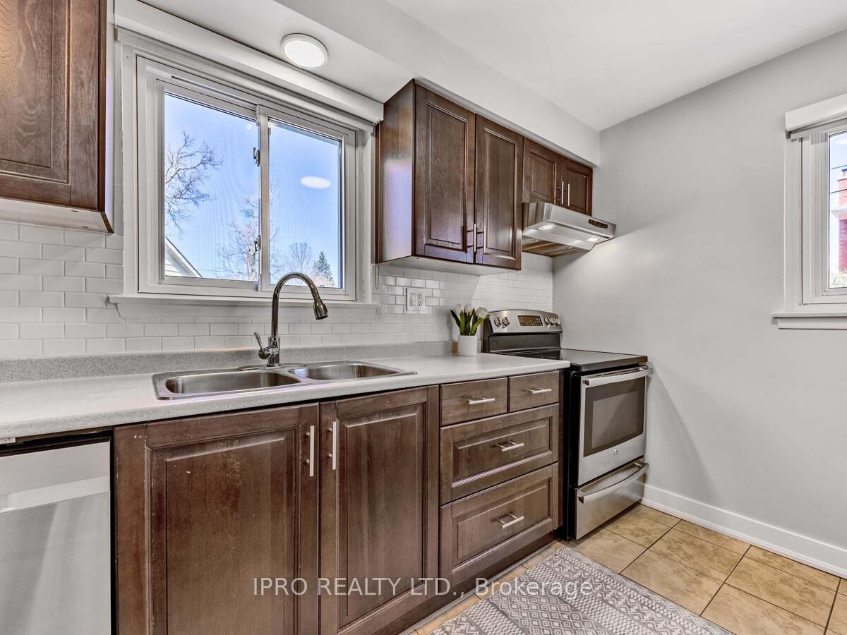 Photo 8 of 33 Everett Crescent, Toronto, Woodbine-Lumsden — HOMEH