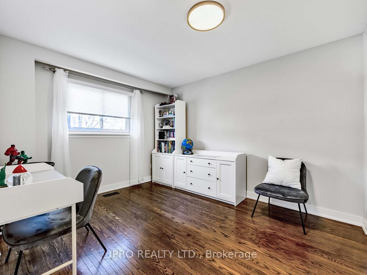 Photo 10 of 33 Everett Crescent, Toronto, Woodbine-Lumsden — HOMEH