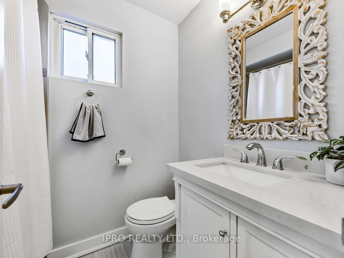 Photo 12 of 33 Everett Crescent, Toronto, Woodbine-Lumsden — HOMEH