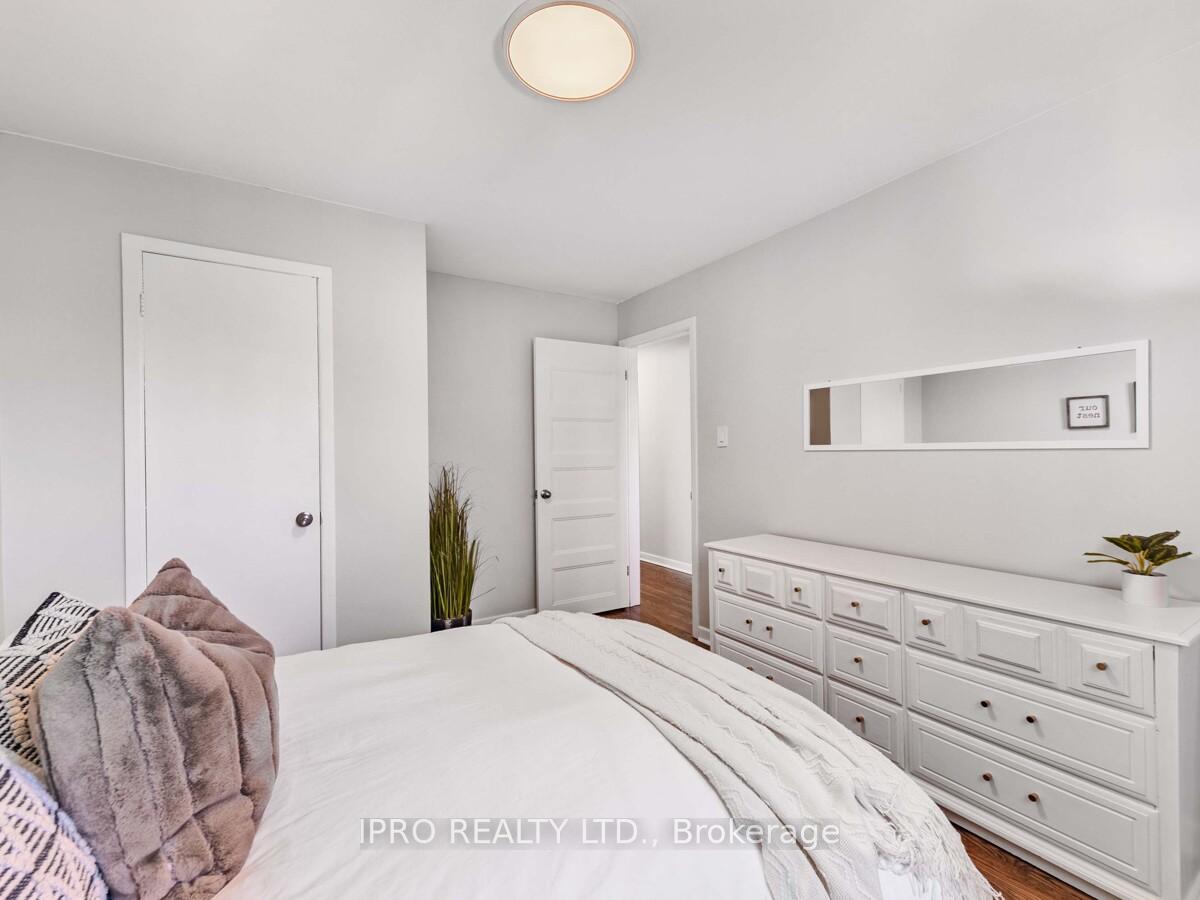 Photo 15 of 33 Everett Crescent, Toronto, Woodbine-Lumsden — HOMEH