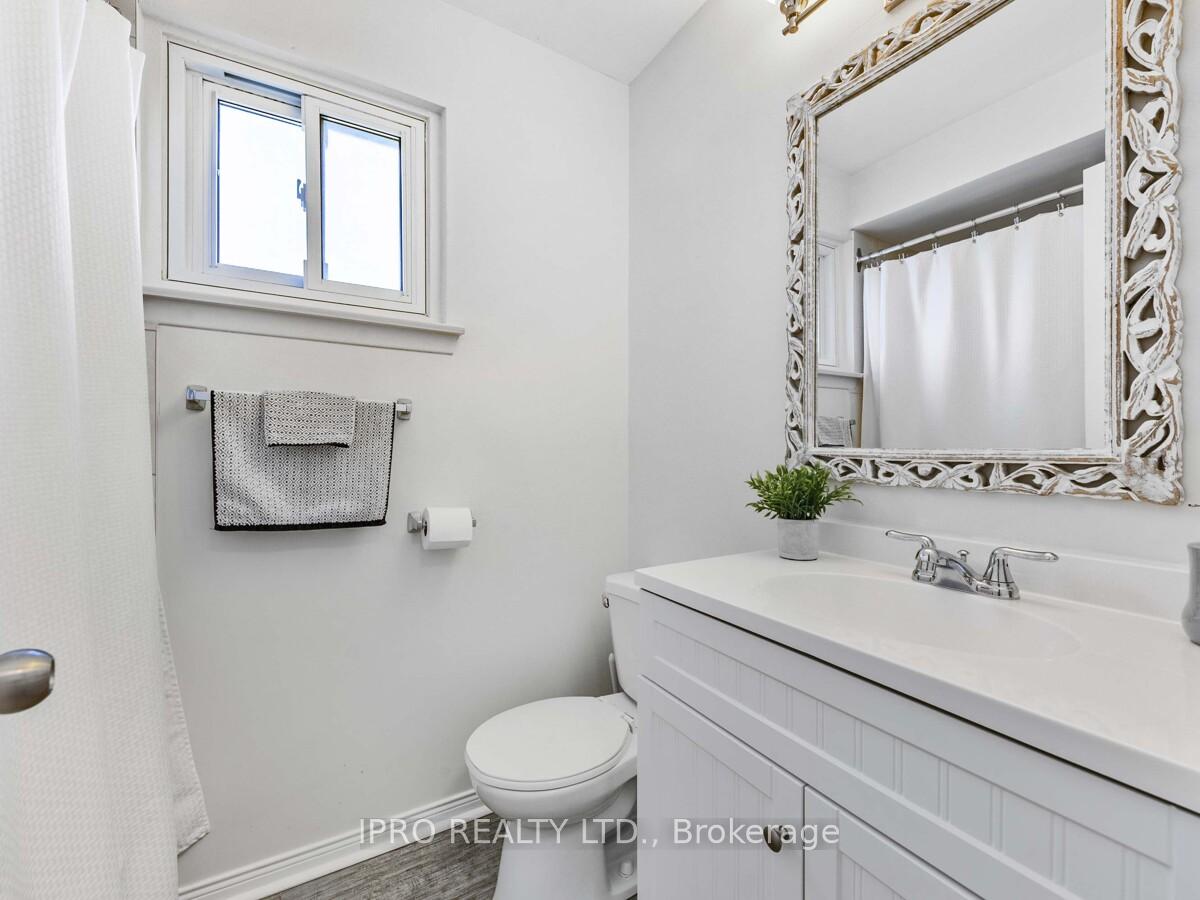 Photo 17 of 33 Everett Crescent, Toronto, Woodbine-Lumsden — HOMEH